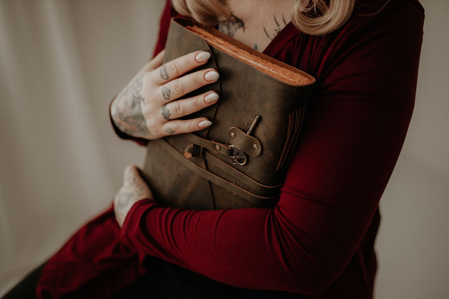 Unternehmerin zeigt ihre Marke – authentisches, modernes Branding-Foto draußen oder in Lifestyle-Umgebung.