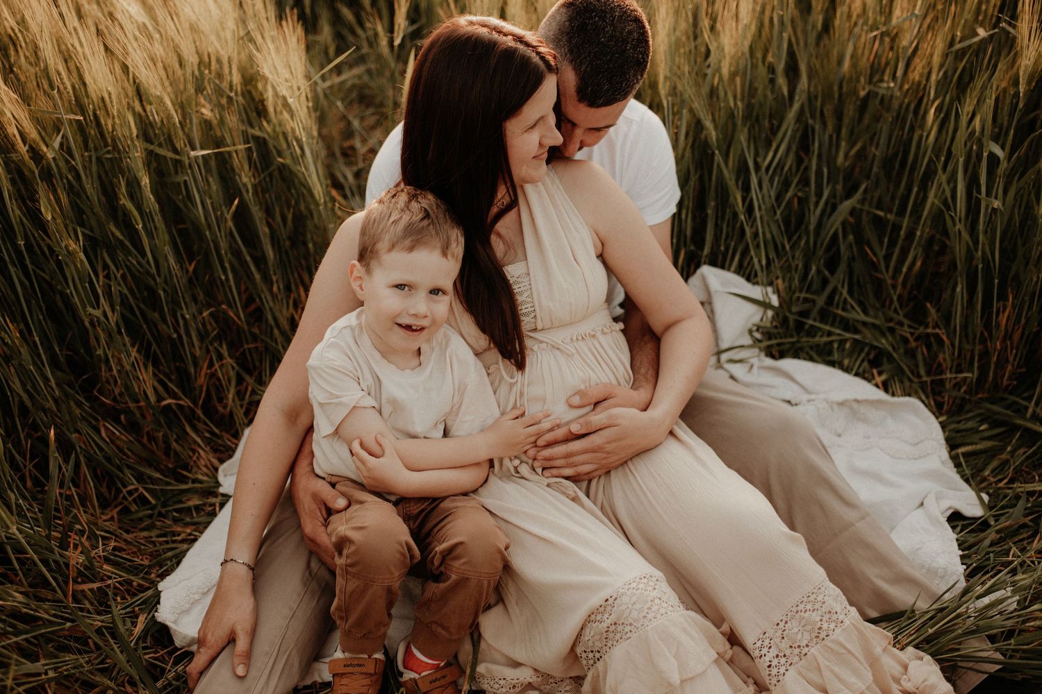 Schwangerschafts- und Babybauchbilder in Südthüringen – professionelle Babybauchfotografie in der Natur