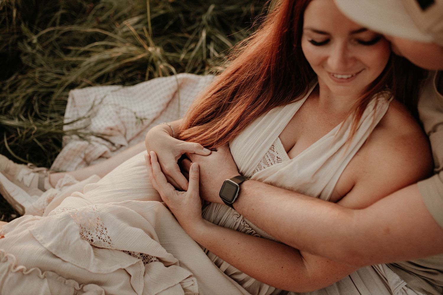 Paar im Raum Coburg beim entspannten Outdoor-Shooting – authentische Fotos voller Emotionen und Lachen