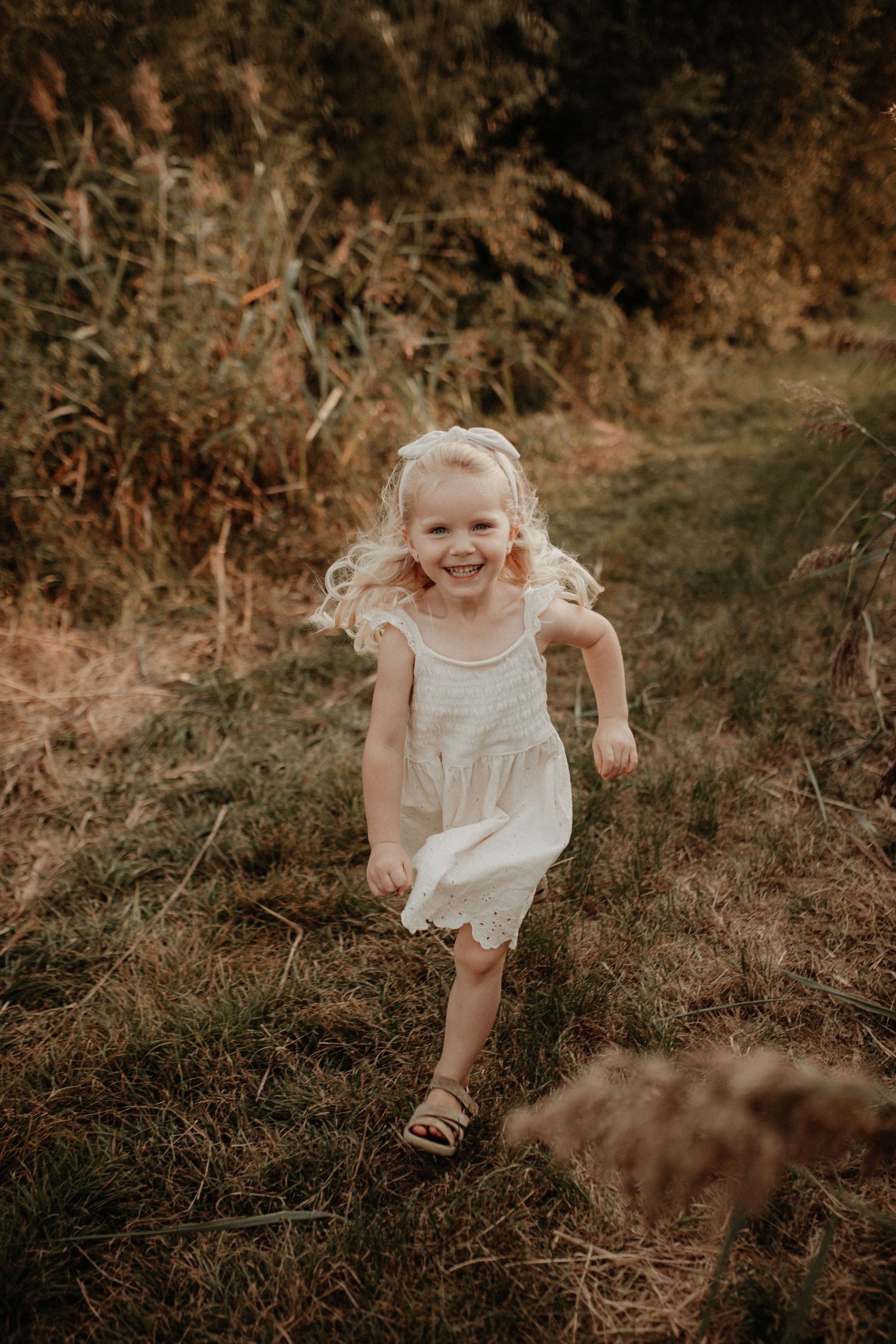 Kind lacht in die Kamera beim Familienshooting im Raum Hildburghausen – echte Emotionen und ungestellte Momente.