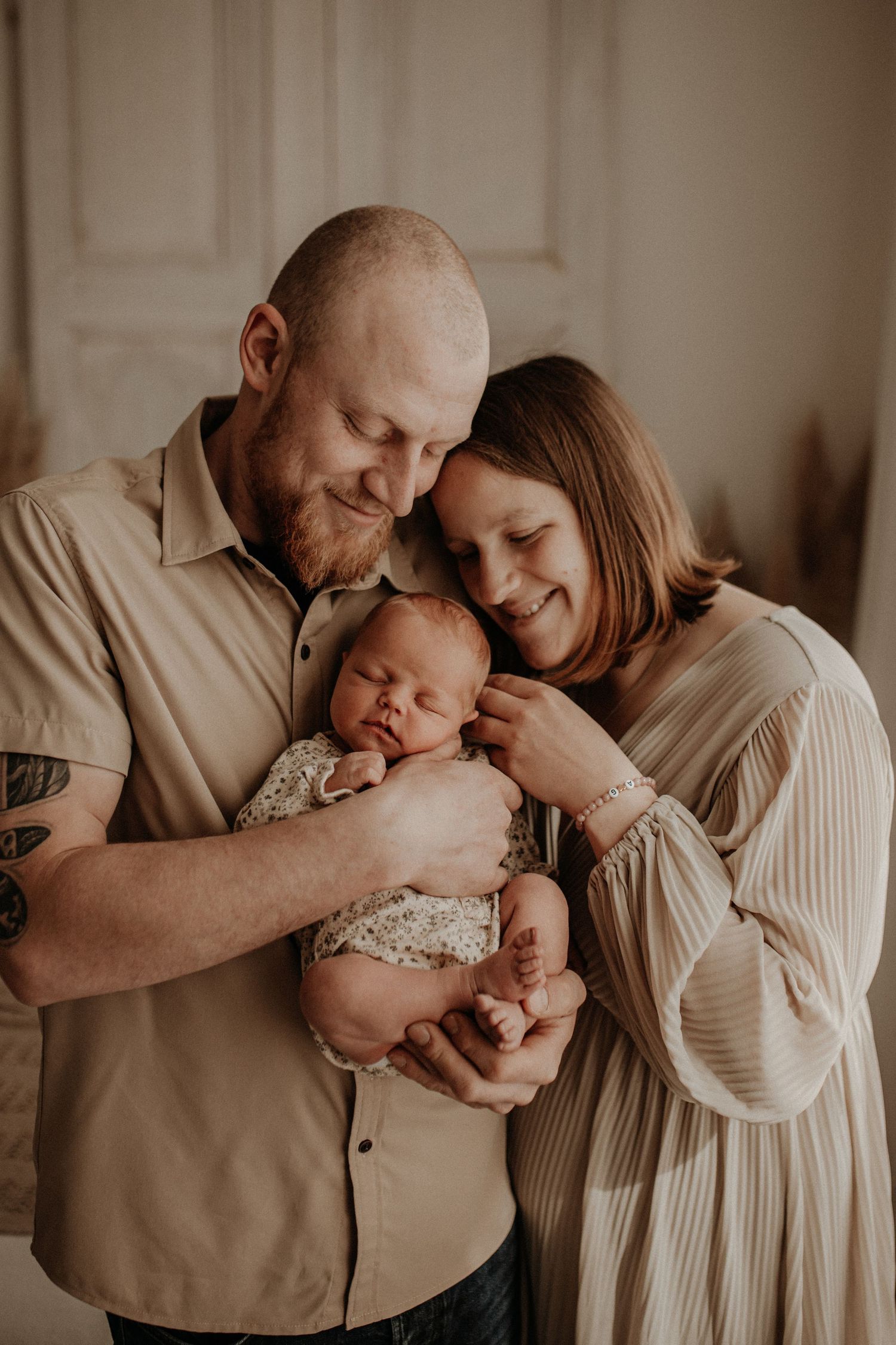 Neugeborenenfotografie für Coburg und Bad Rodach – moderne Babyfotos im natürlichen Studio-Licht.