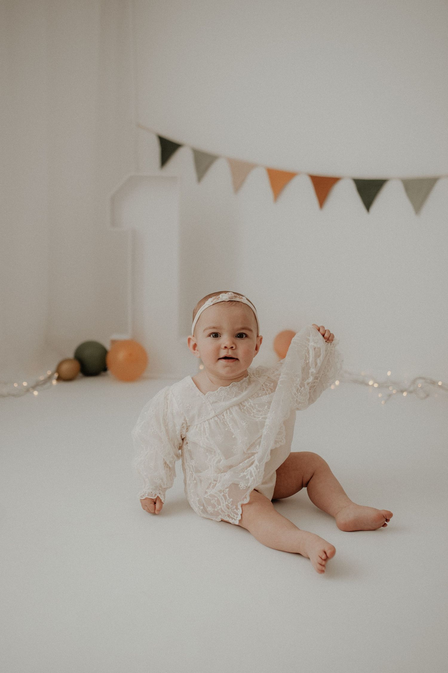 Kind im hellen, minimalistischen Atelier in Franken – entspannte, authentische Geburtstagsmomente.
