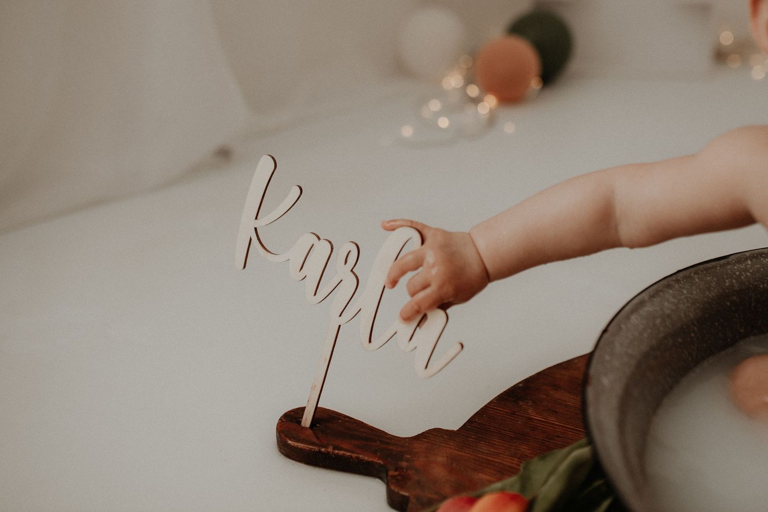 Kind im hellen, minimalistischen Atelier in Franken – entspannte, authentische Geburtstagsmomente.