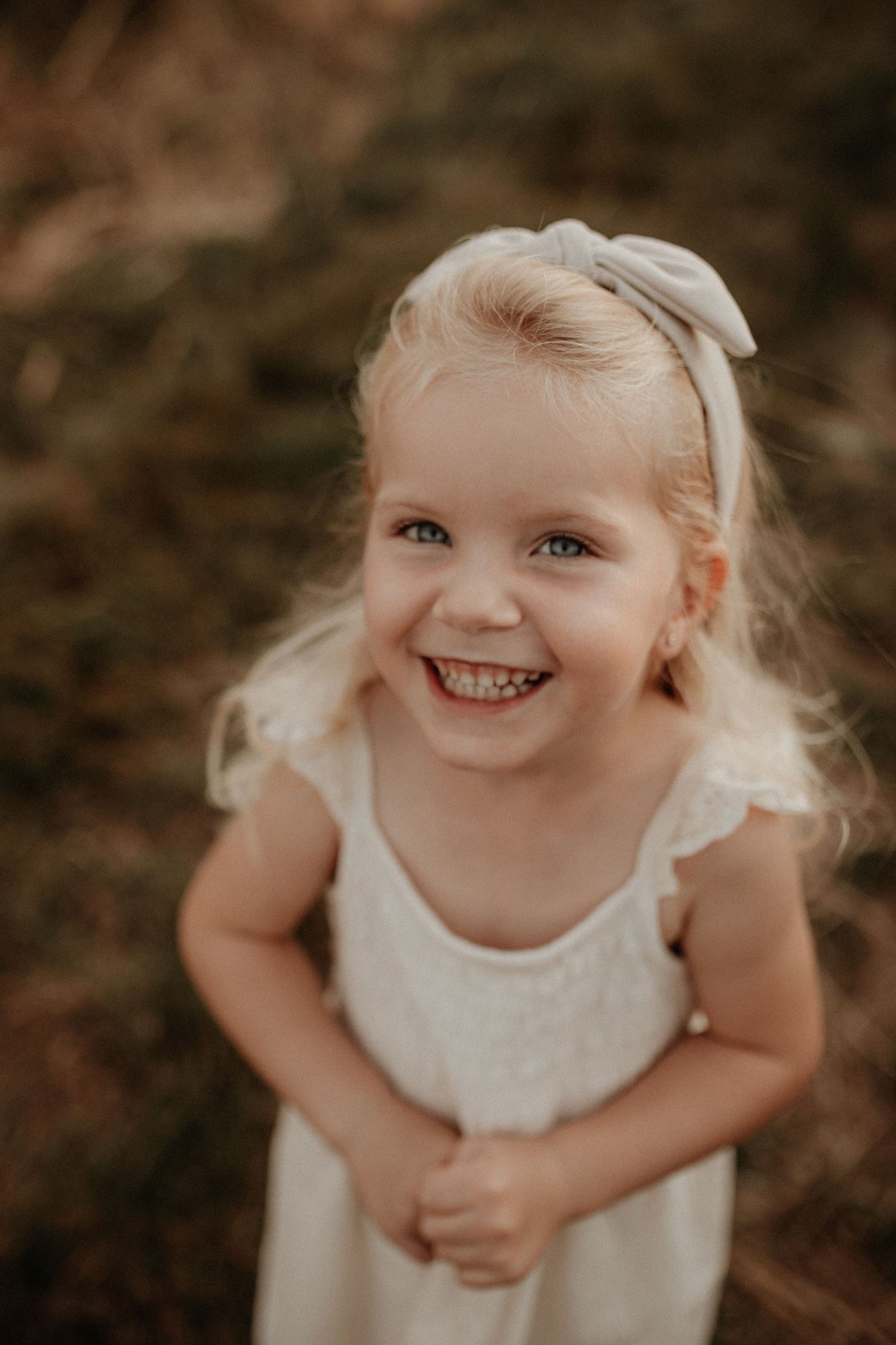 Kind beim Familienshooting in Franken – fröhliche Momente, spielerisch und liebevoll eingefangen von der Fotografin.