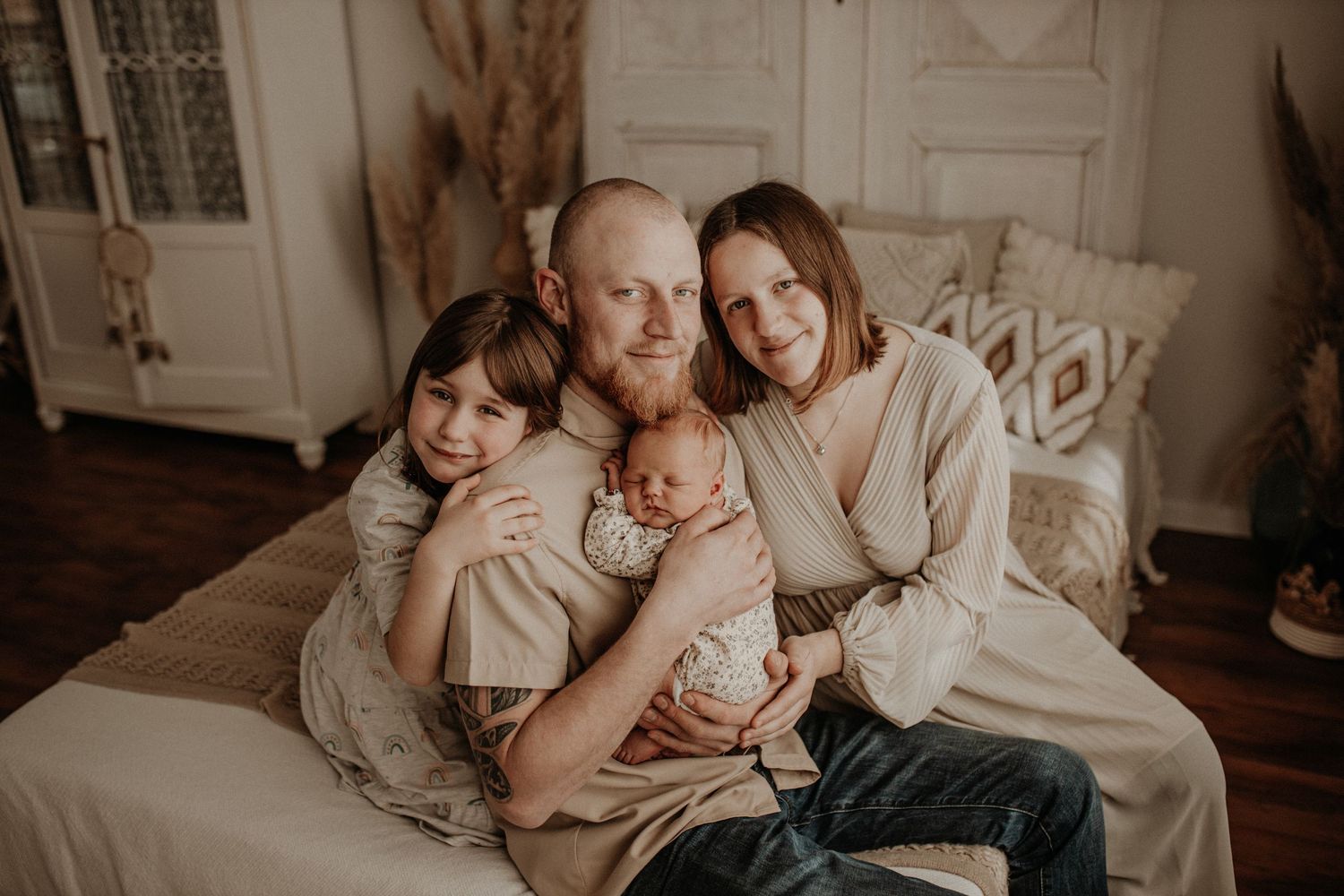 Newbornfotografie für Rhön-Grabfeld, Bad Königshofen und Römhild – professionelle Babyaufnahmen im warmen Studio-Licht.