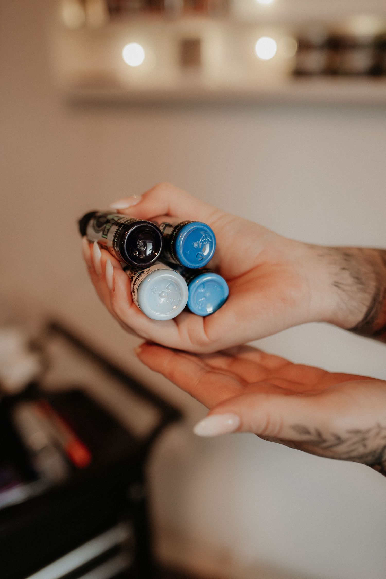 Brandshooting eines Tattoostudios – natürliche Umgebung, entspannte Pose, professionelle und sympathische Ausstrahlung.