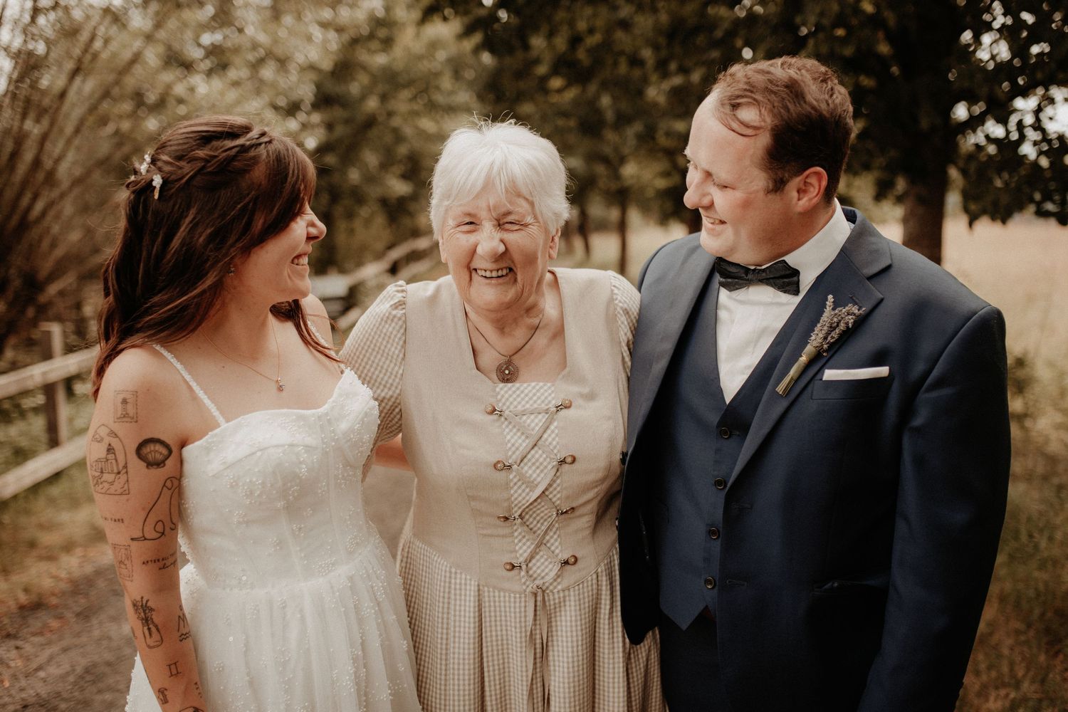 Brautpaar mit der Familie nach der Trauung in Bad Königshofen im Grabfeld – emotionale Hochzeitsfotografie voller Nähe.