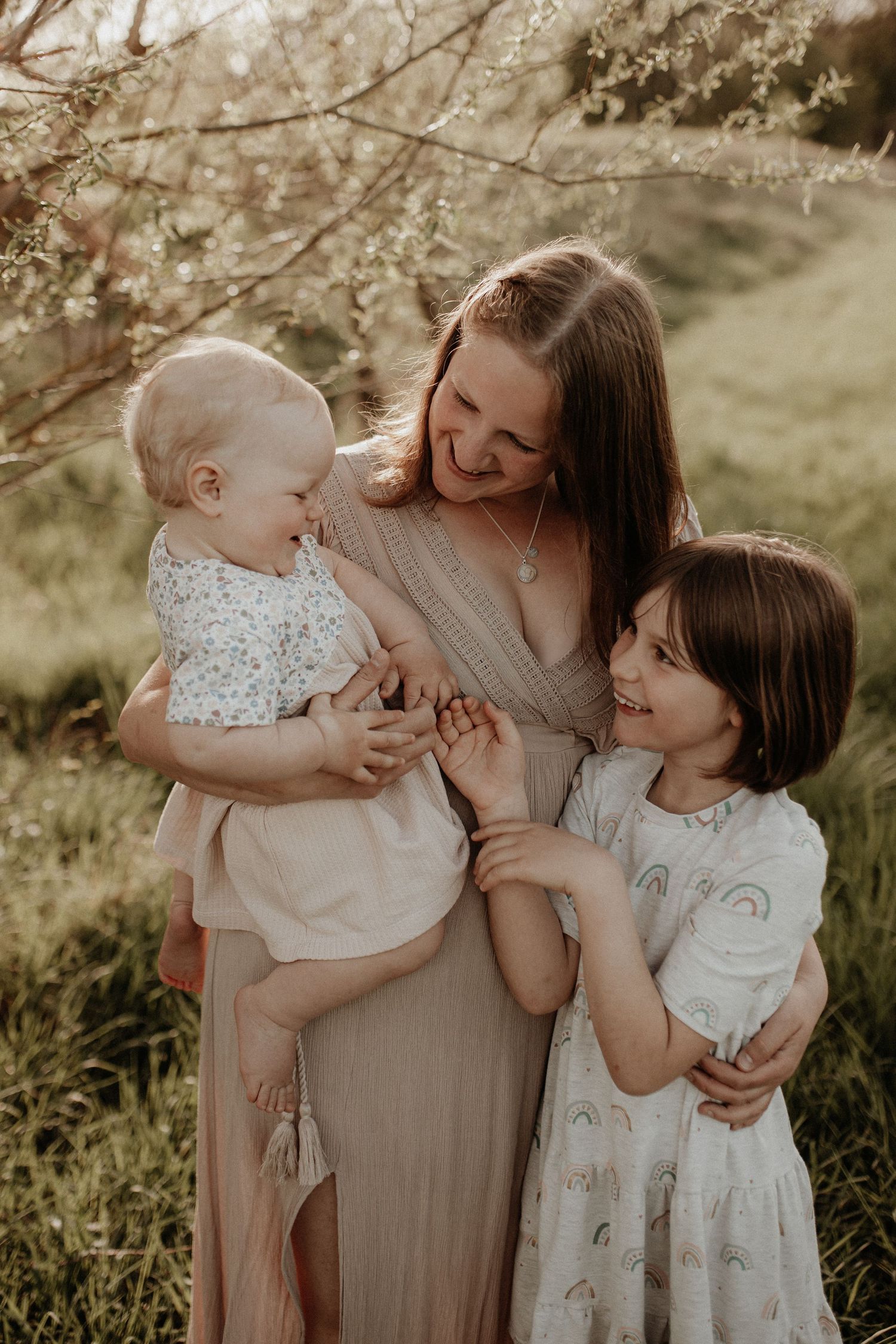 Familienfotografin aus dem Raum Coburg fotografiert Eltern und Kinder bei einem entspannten Familienshooting voller Lachen und Verbundenheit