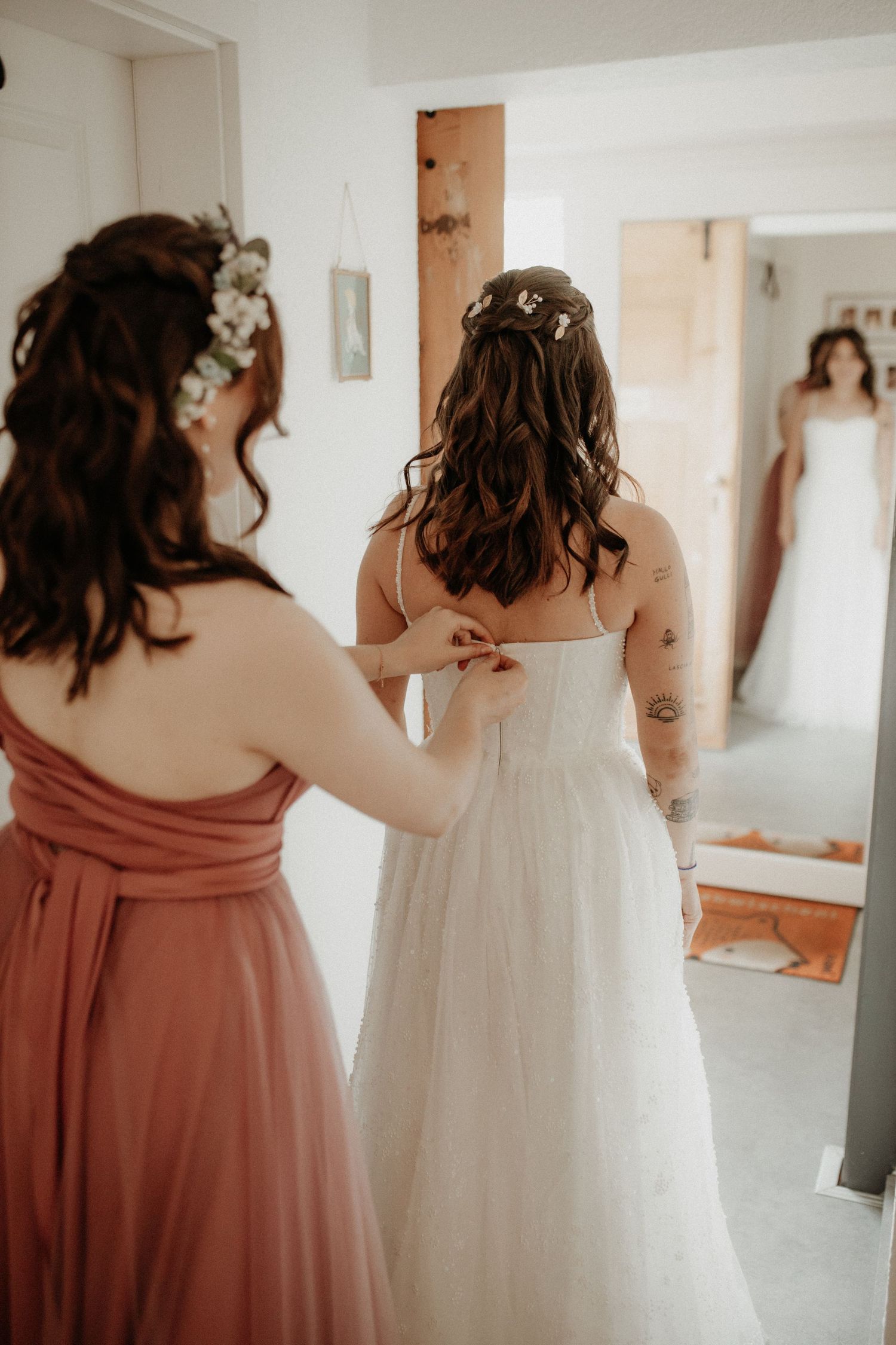 Emotionale Hochzeitsreportage in Südtüringen, Hochzeitsfotografin begleitet Brautpaar vom Getting Ready bis zur Feier.