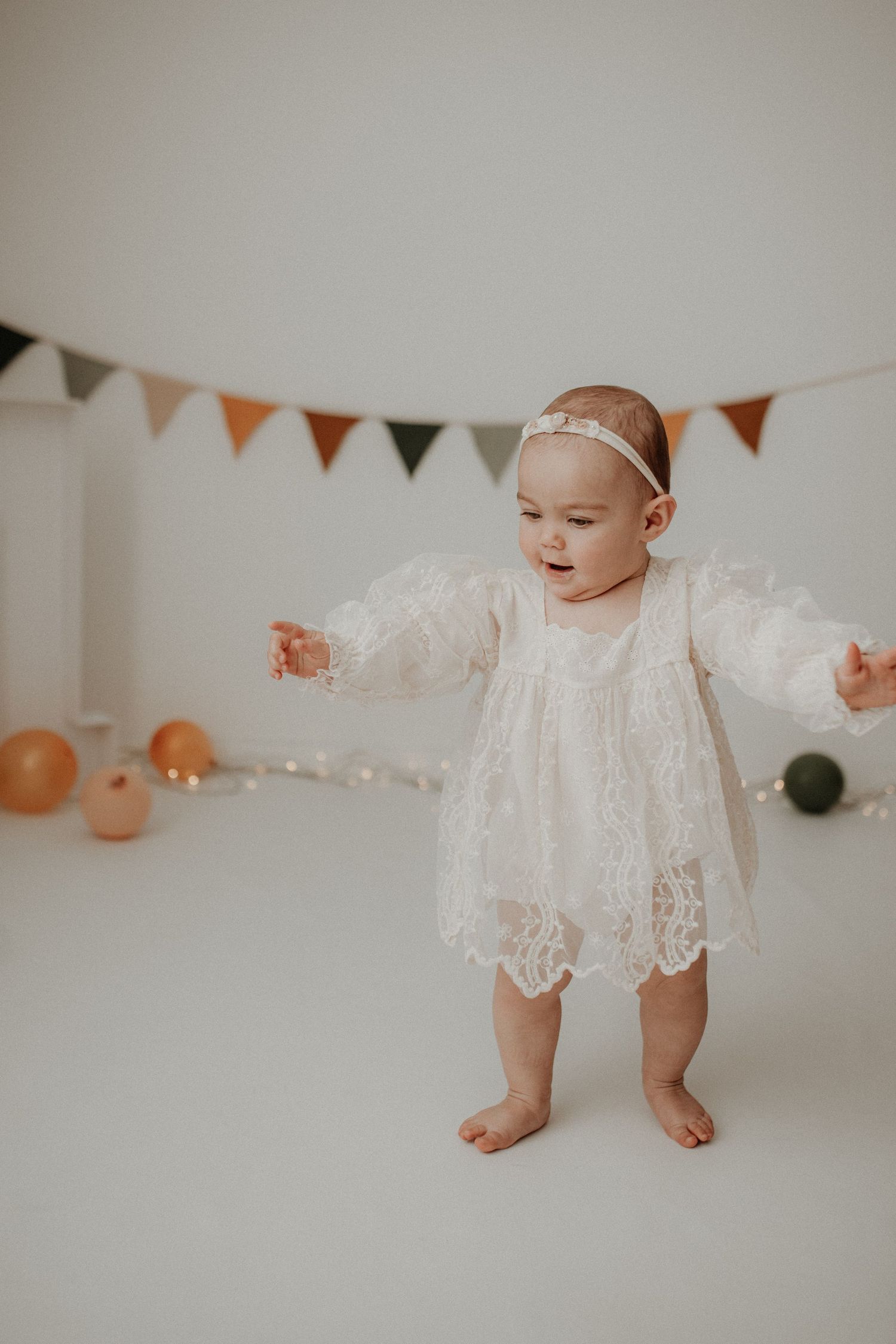 Einjähriges Kind beim Geburtstagsfotoshooting im hellen Tageslichtatelier in Südthüringen – natürliche und liebevolle Erinnerungen.