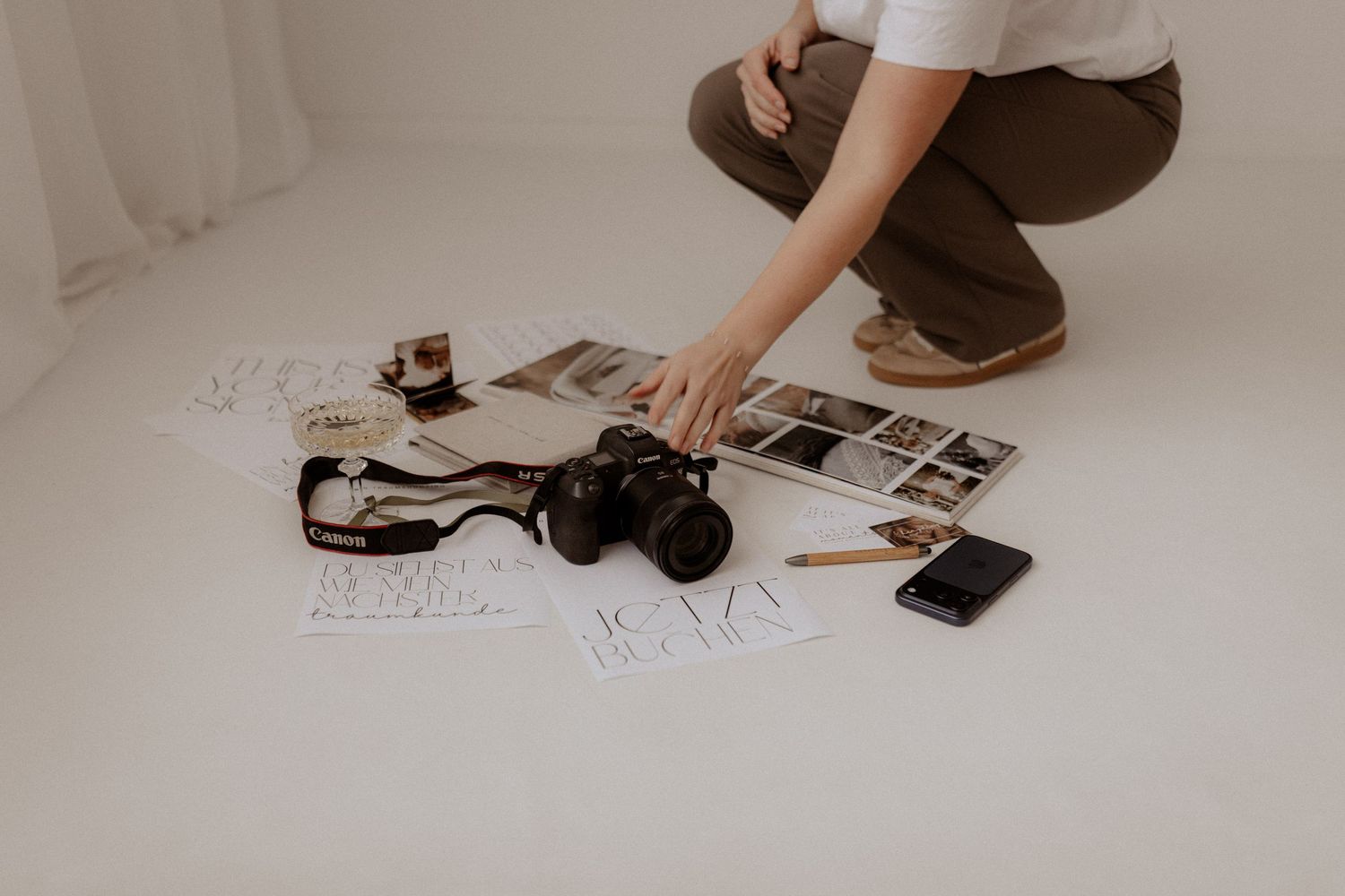 Fotografin mit Kamera in der Hand – spezialisiert auf Familien-, Neugeborenen- und Hochzeitsshootings in Südtüringen.