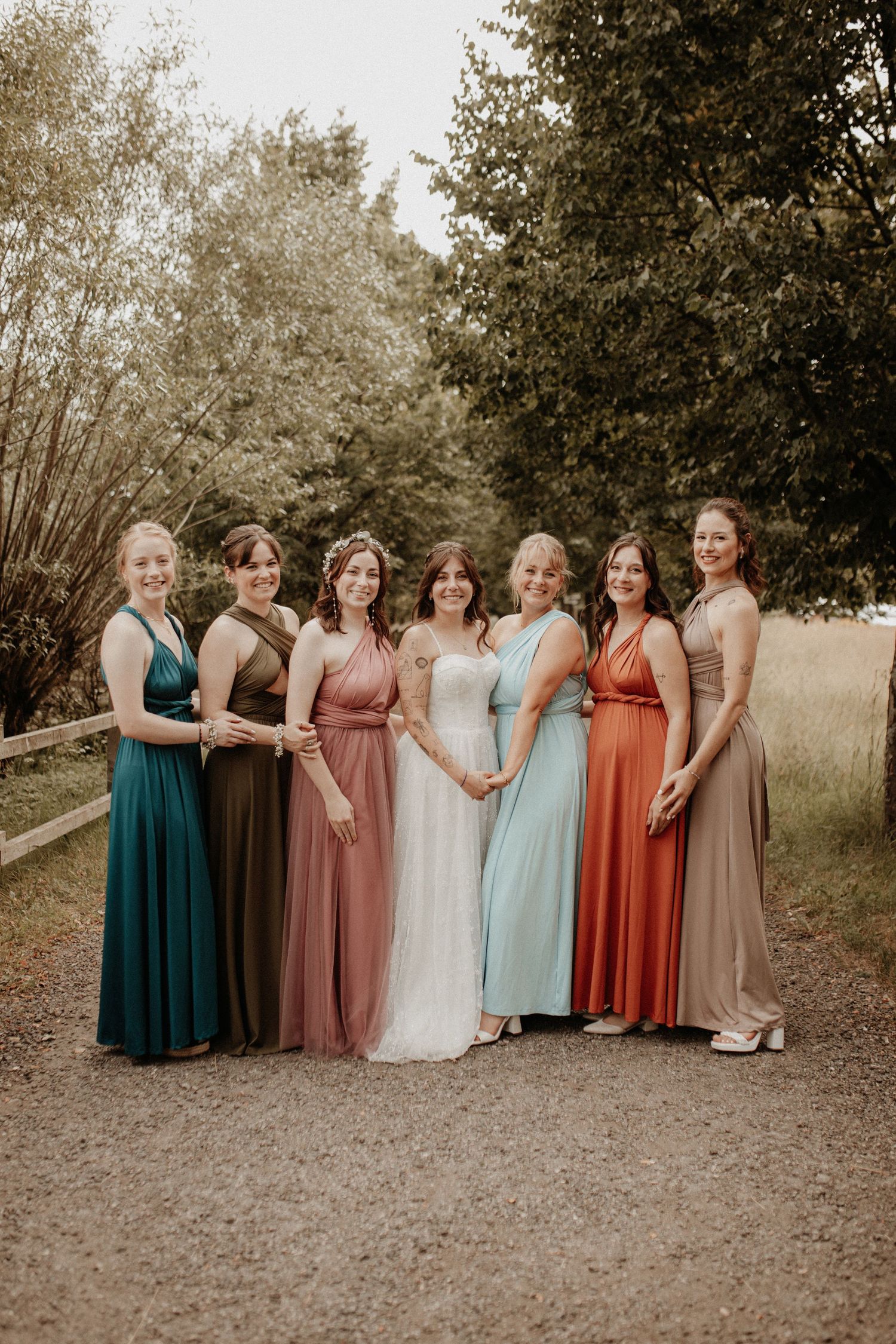 Gruppenfoto mit Familie und Freunden während der Hochzeit in Ebern – authentische, ungestellte Erinnerungen für die Ewigkeit.