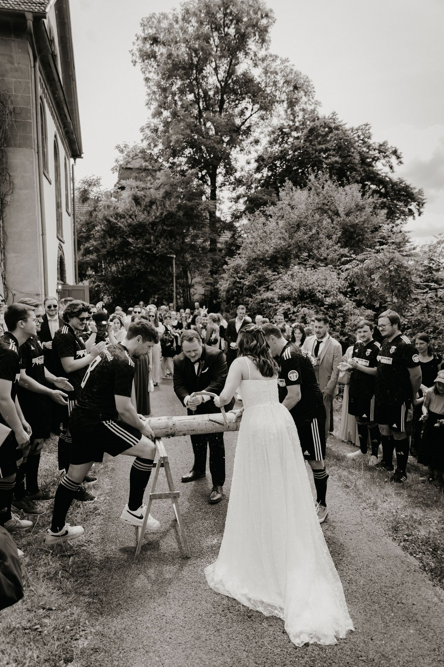 Momente zwischen Brautpaar und Gästen in Sonnefeld – emotionale, natürliche Hochzeitsfotografie während der Reportage.