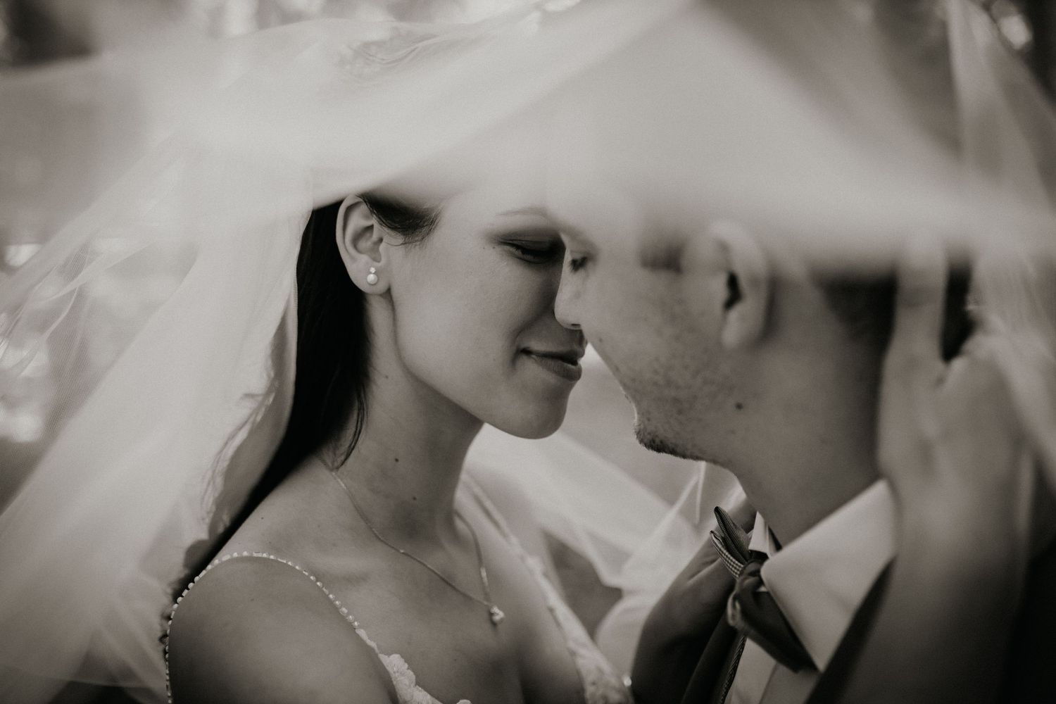 Brautpaar beim romantischen Paarshooting an einer Hochzeitslocation im Raum Coburg – natürliche Hochzeitsfotografie