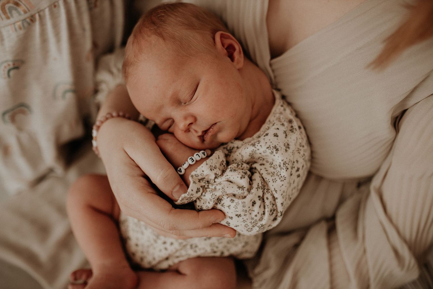 Neugeborenes schläft geborgen beim ruhigen Wohlfühlshooting im Raum Hildburghausen, natürliche Babyfotografie in der Nähe