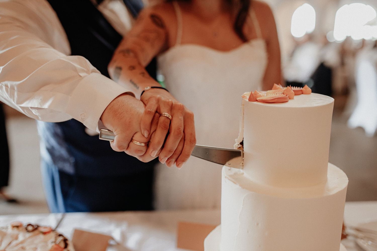 Brautpaar schneidet die Hochzeitstorte an – natürliche Momente voller Freude während der Hochzeitsreportage in Haßfurth