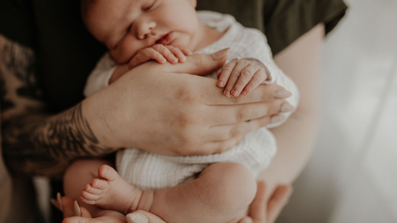 Zarte Babyhände bei einem Neugeborenen-Shooting in Meiningen – emotionale Erinnerungen.