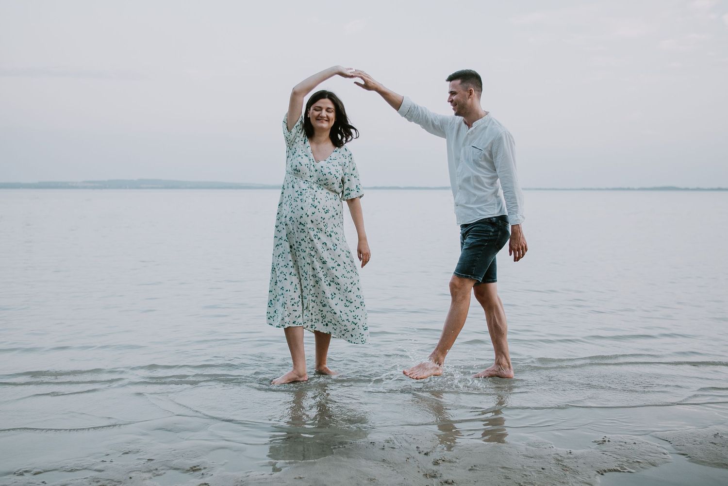 Kismama fotózás a Balatonnál