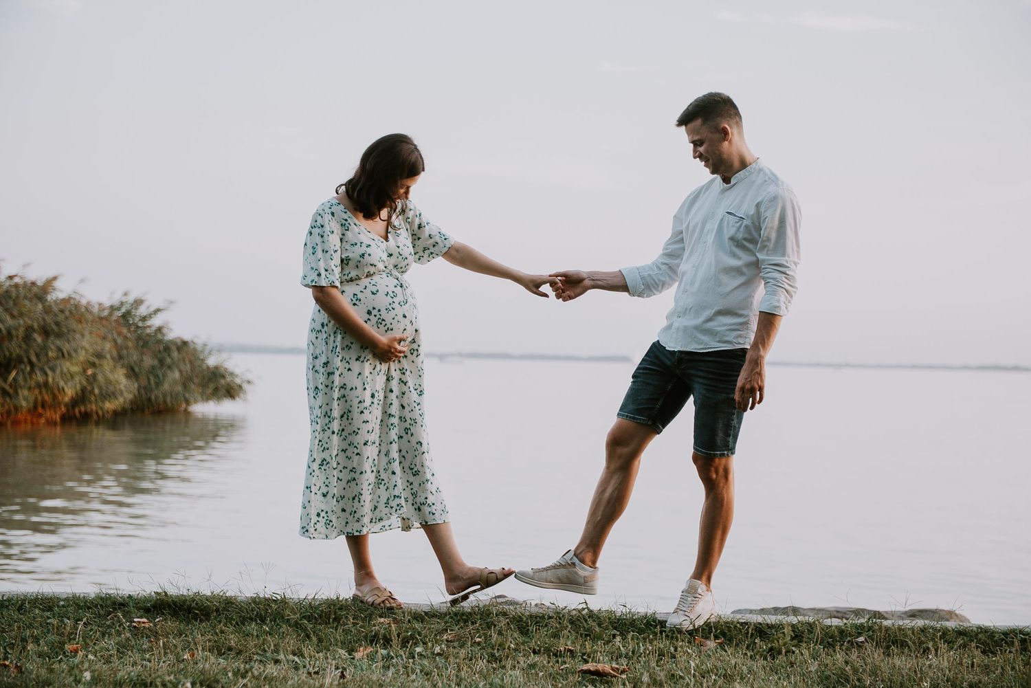 Kismama fotózás a Balatonnál