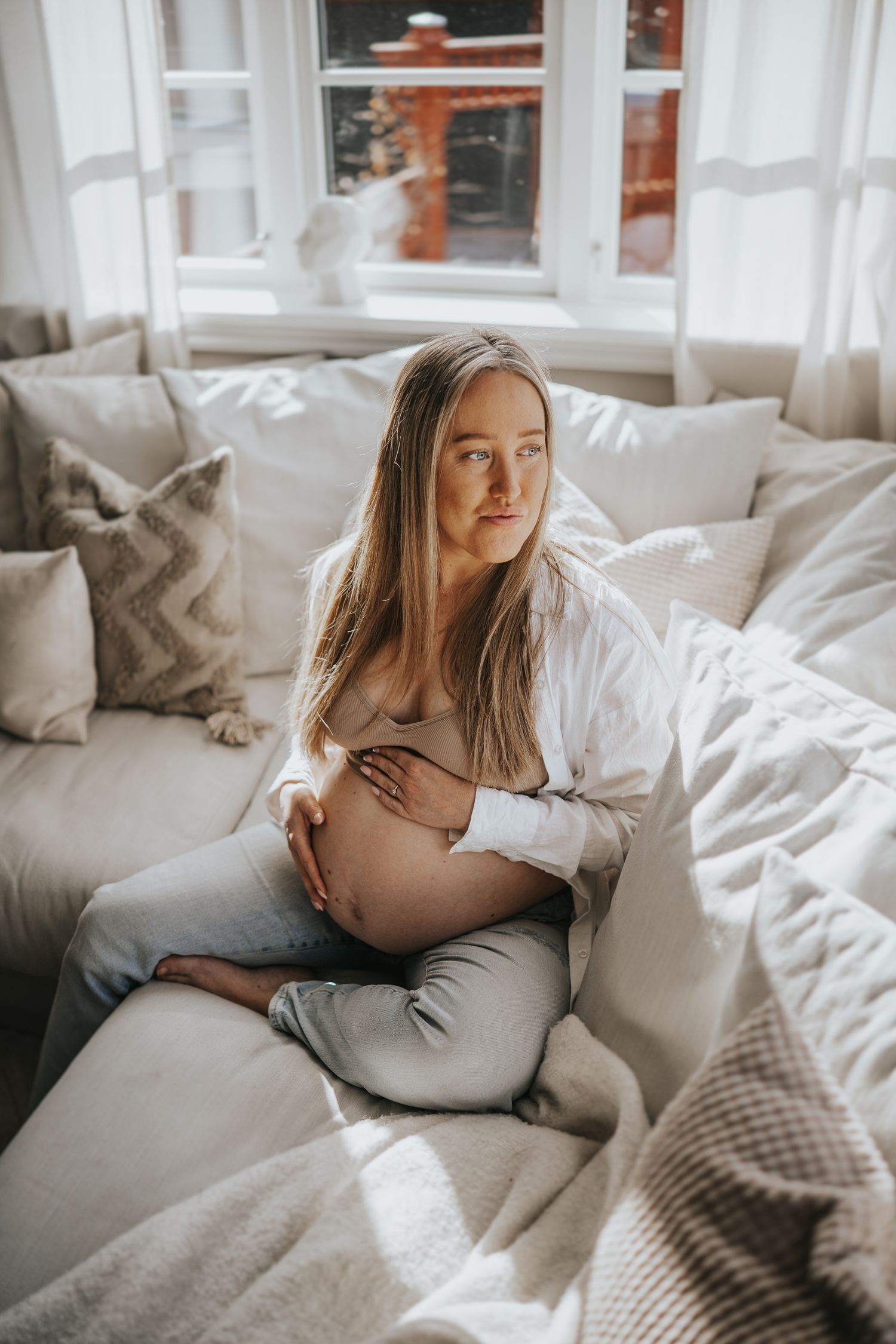 Kvinna i soffa, gravid, fotografering hemma, gravidfotografering