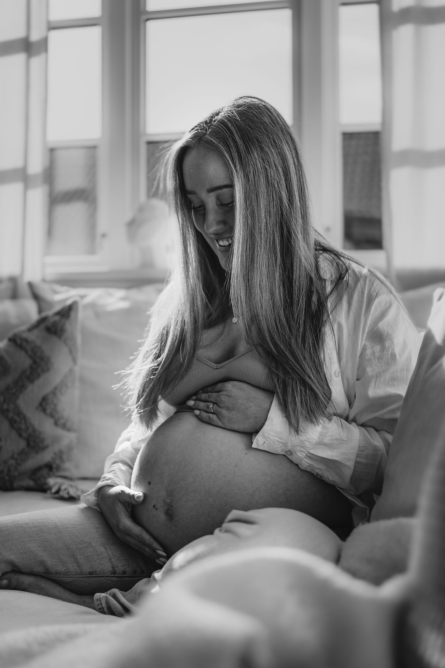Kvinna i soffa, gravid, fotografering hemma, gravidfotografering