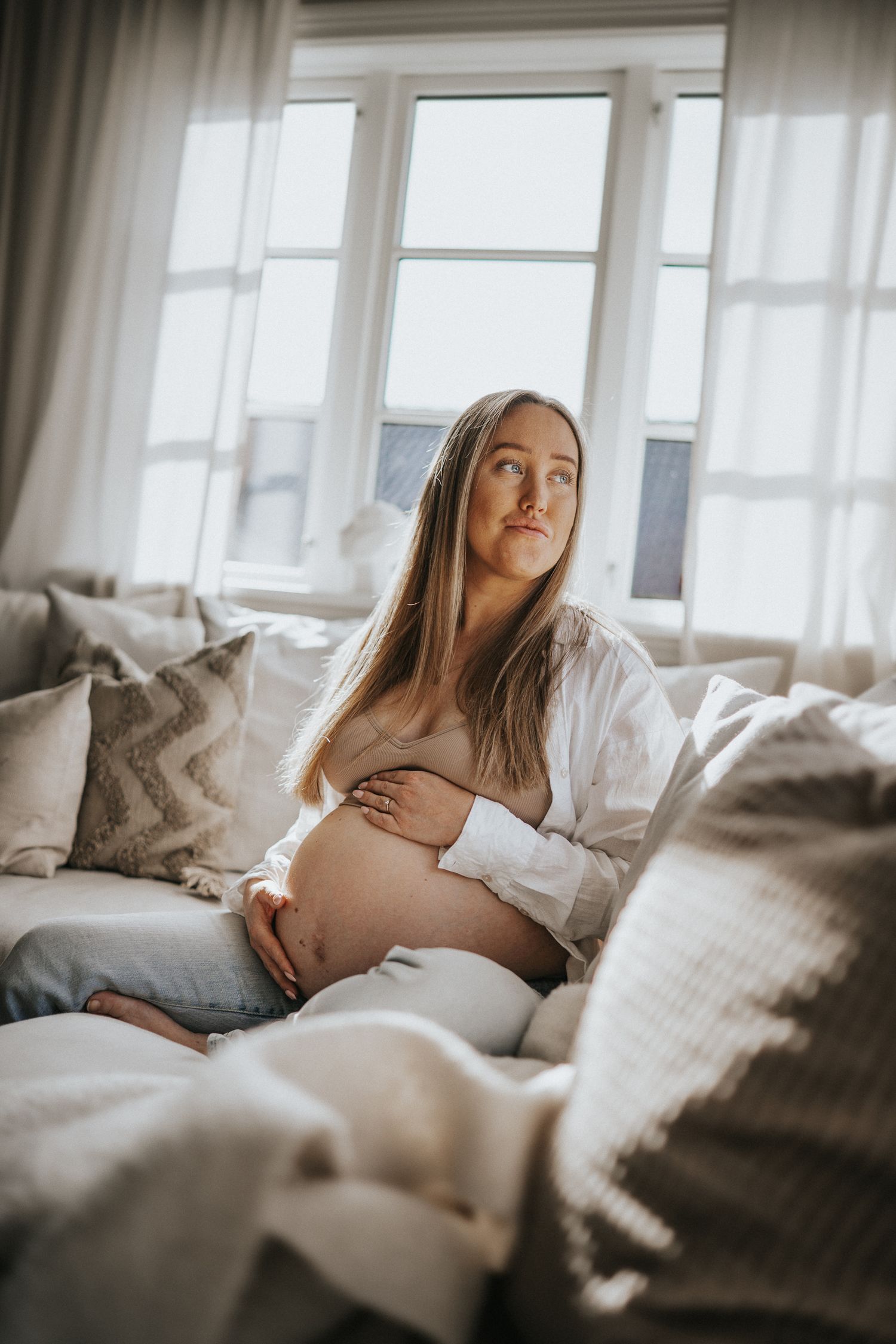 Kvinna i soffa, gravid, fotografering hemma, gravidfotografering