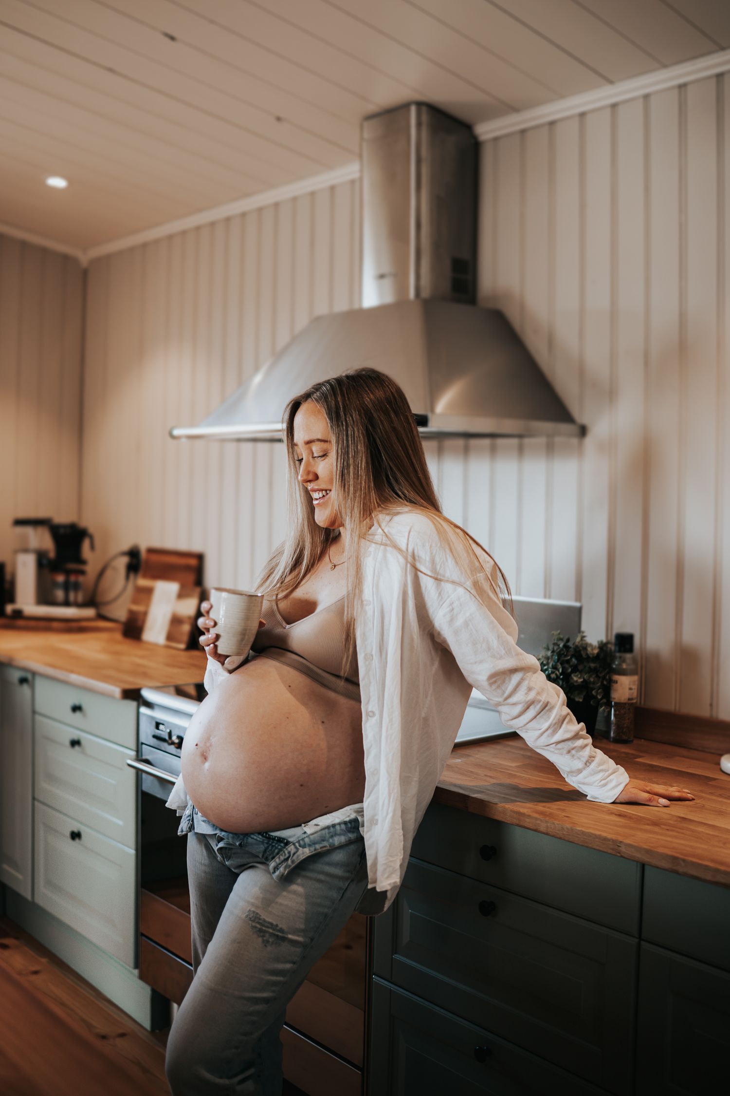 Kvinna i kök, gravid, fotografering hemma, gravidfotografering