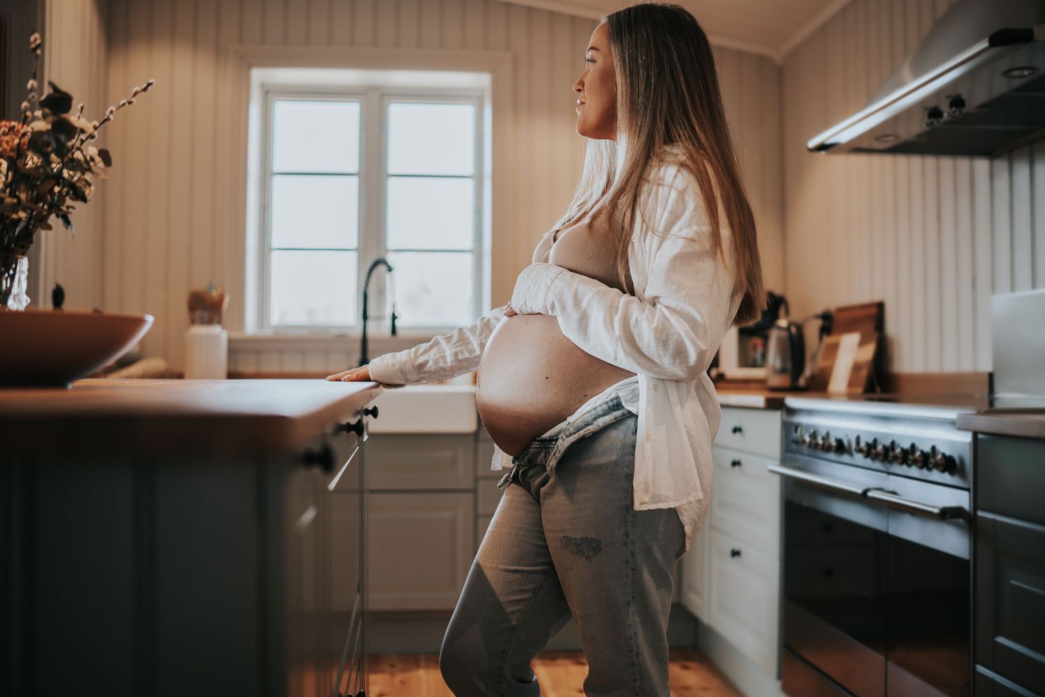 Kvinna i kök, gravid, fotografering hemma, gravidfotografering