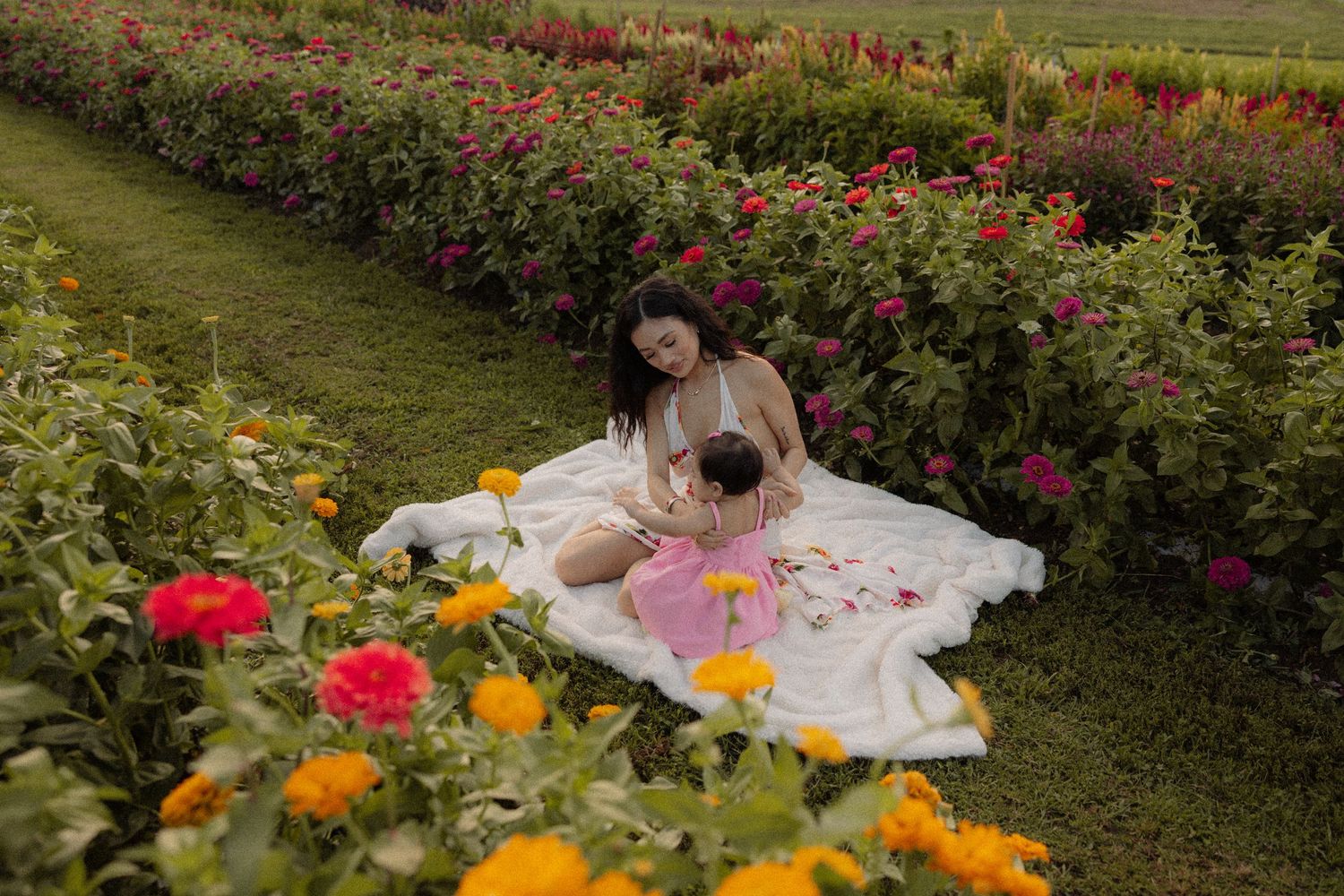 Vi's flower session with her daughter.