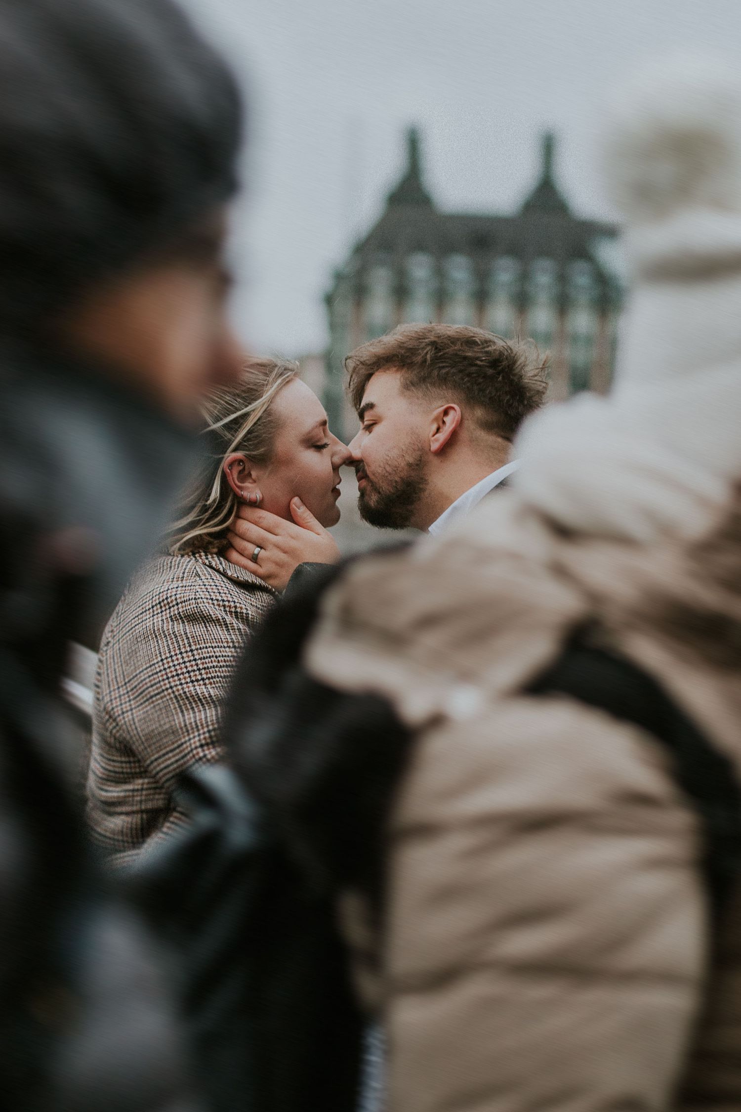 Romantic couple moment captured in silhouette against London architecture.