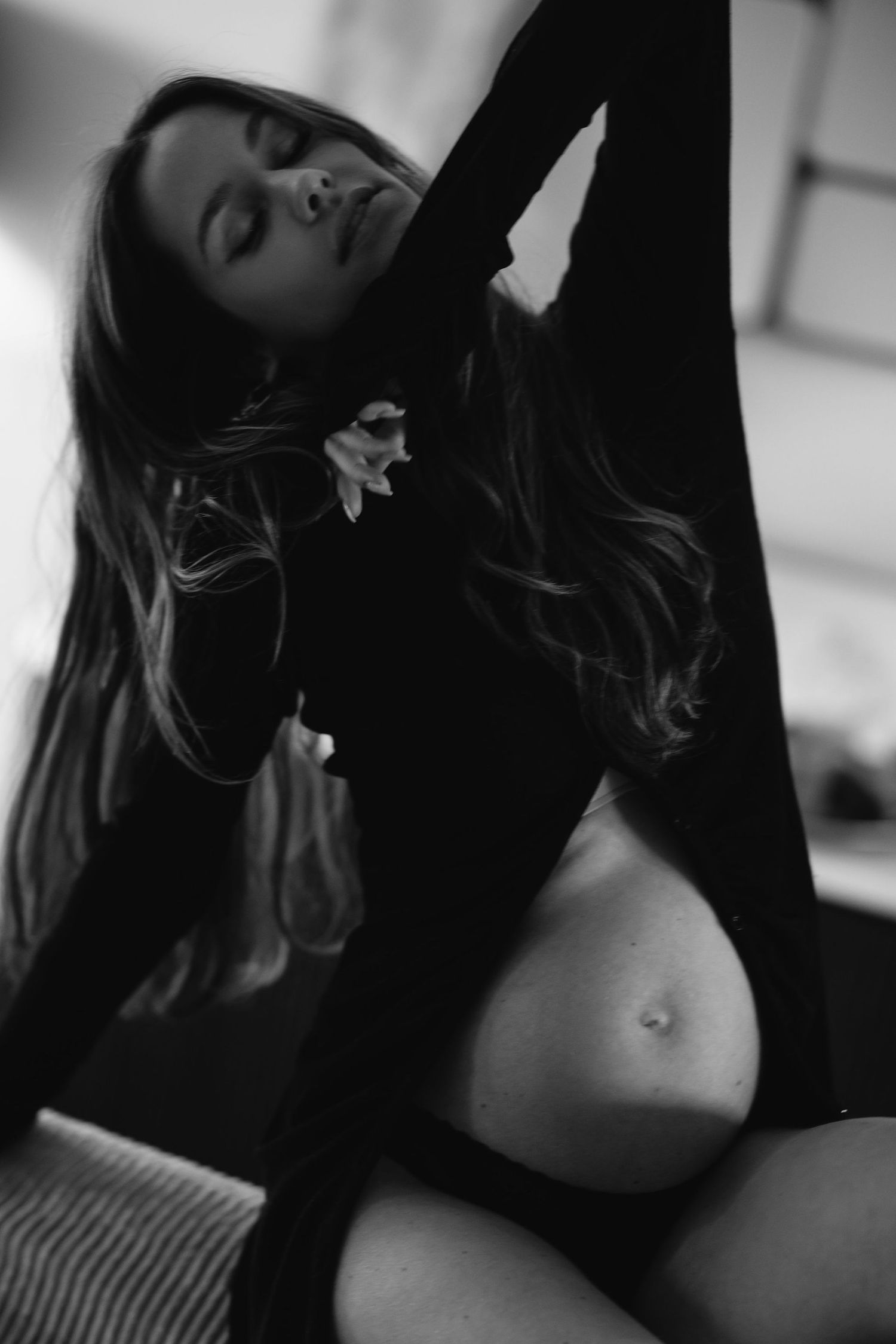 Artistic black and white maternity photo showing pregnancy silhouette.