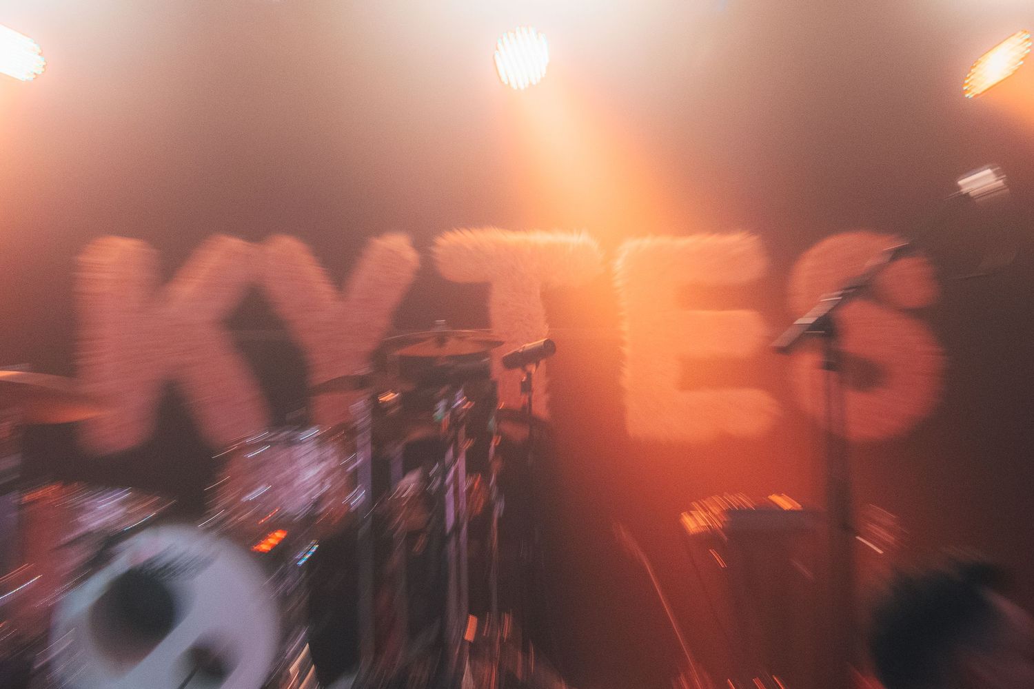 Live performance of Kytes on stage at Kalif Storch. Vibrant lighting and energetic atmosphere.