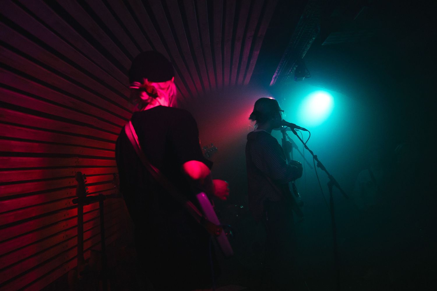 Live performance of Lisl on stage at Kulturzentrum Engelsburg. Vibrant lighting and energetic atmosphere.