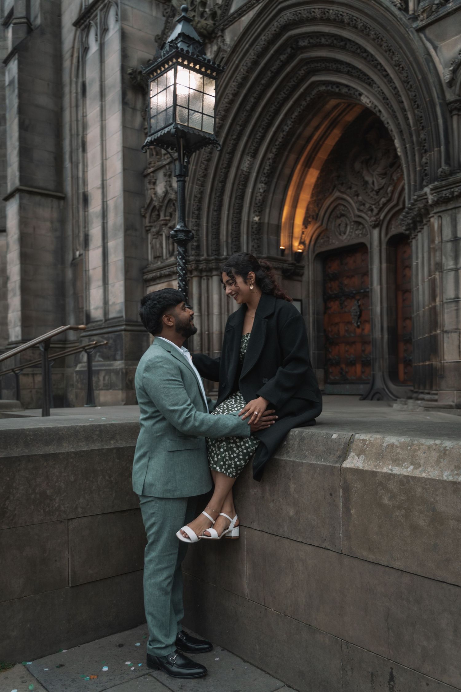 Man proposing to girlfriend in historic Edinburgh location