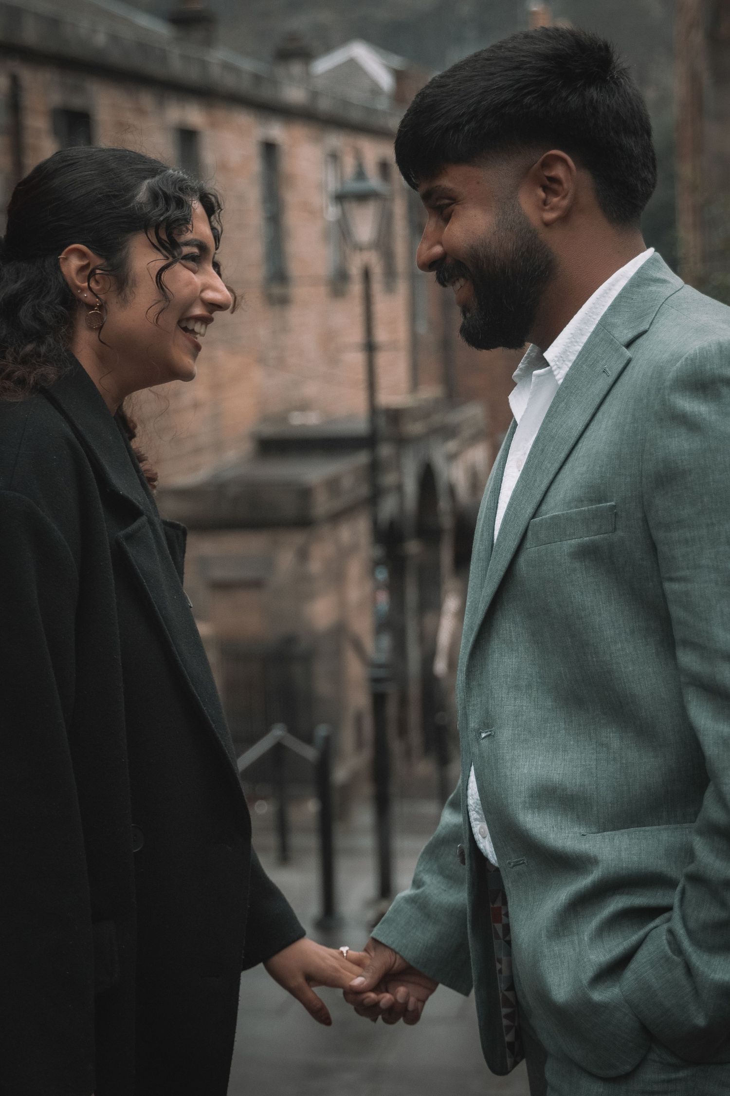 Man proposing to girlfriend in historic Edinburgh location
