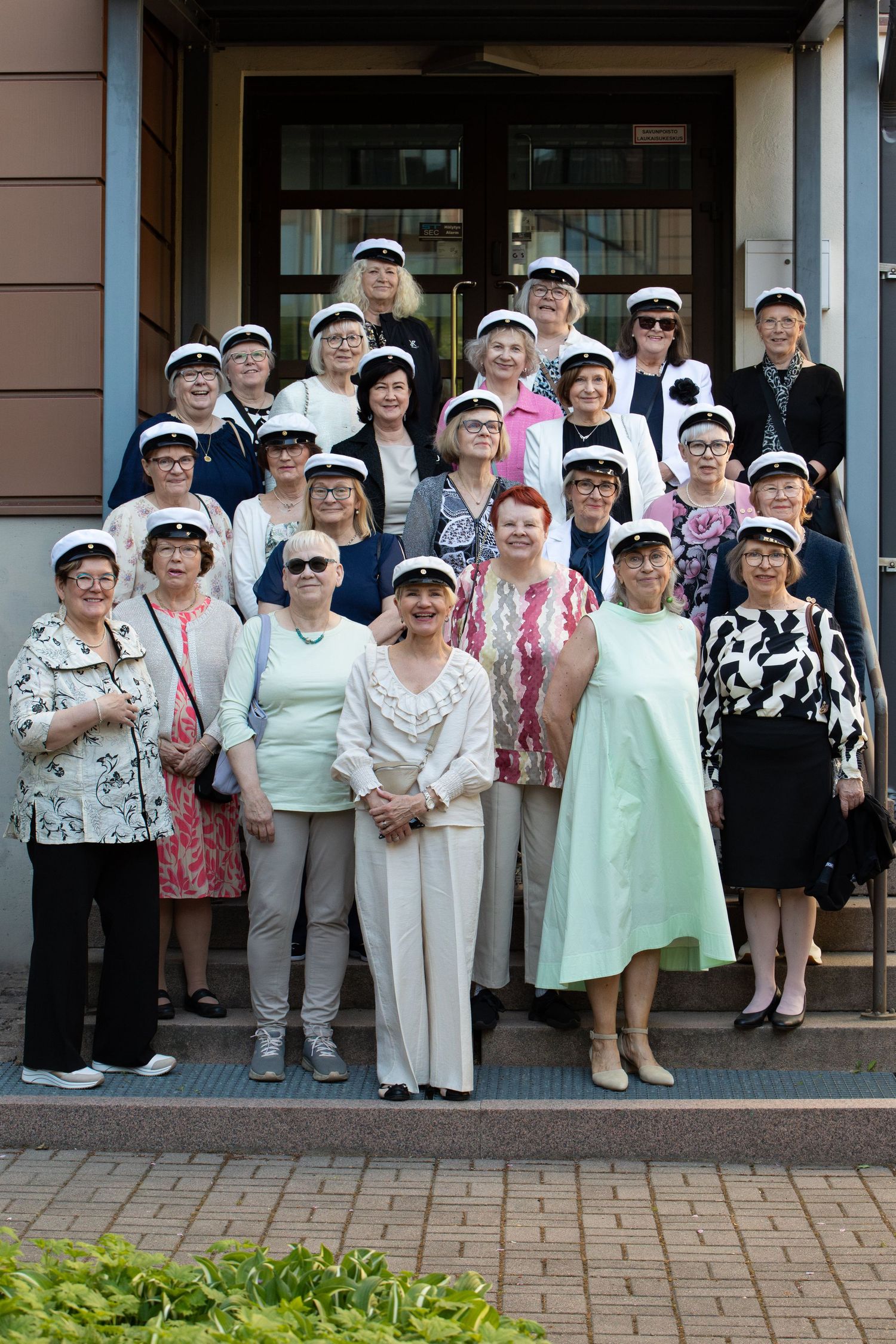 Riemuylioppilaat juhlakuvassa Kotkassa.