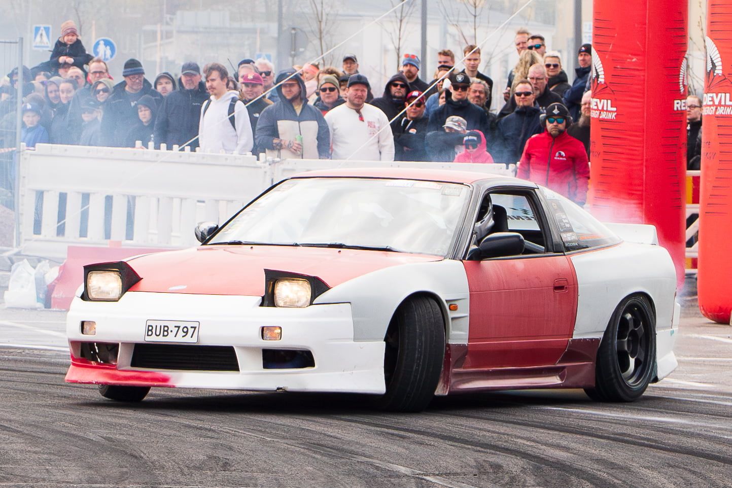Valkopunainen drifting-auto tulossa kaarteeseen, Eagle Drift Battle 2025, Kotka