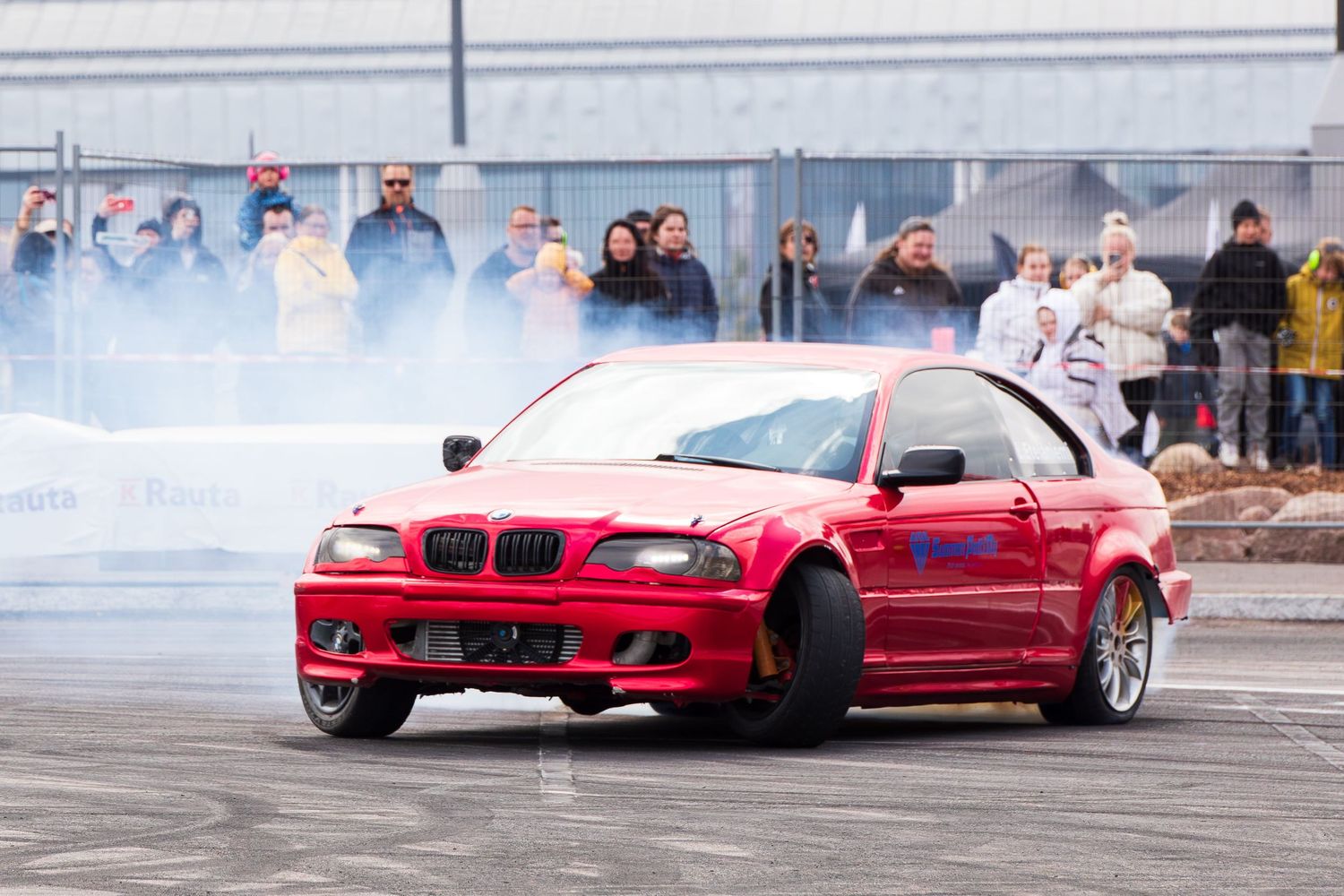 Punainen drifting- auto tulossa kaarteeseen, Eagle Drift Battle 2025, Kotka