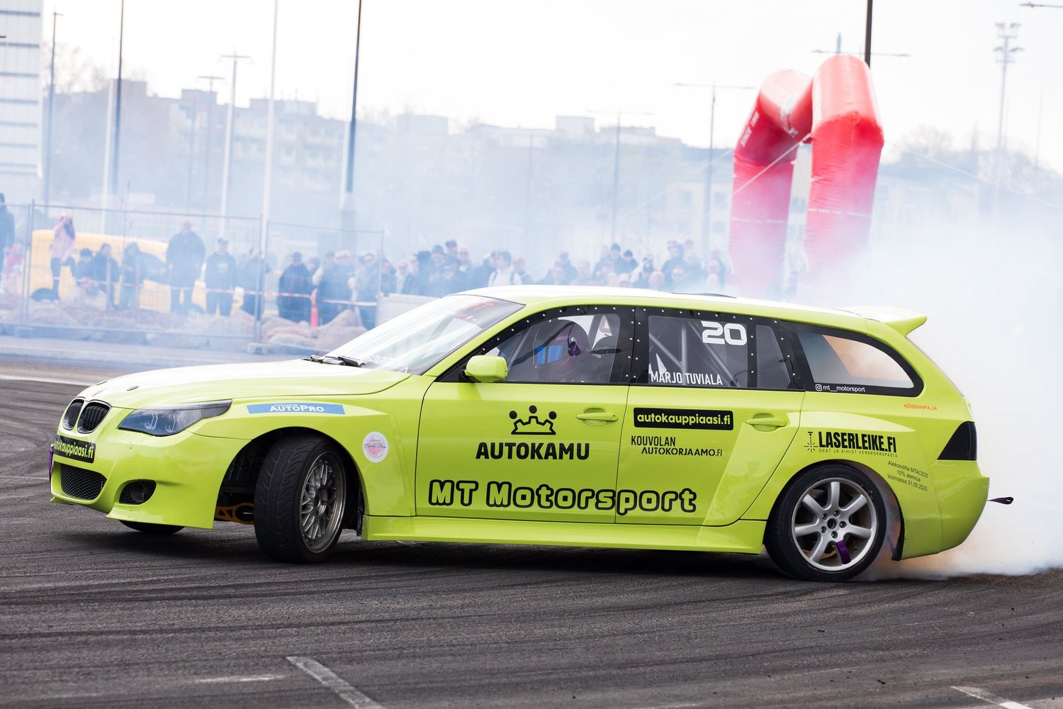 Kirkkaan vihreä drifting-auto tulossa kaarteesta pois, Eagle Drift Battle 2025, Kotka