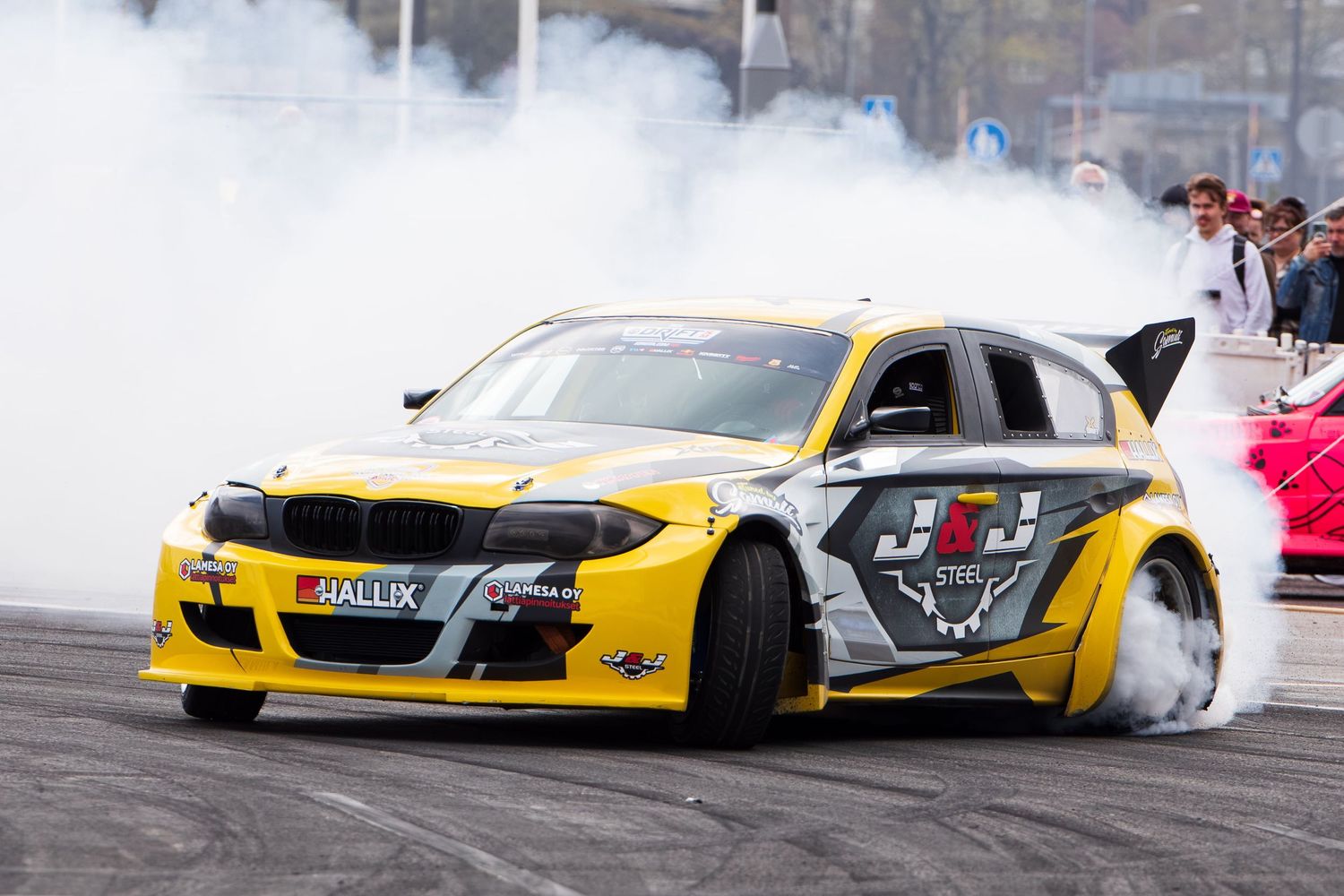 Keltainen drifting-auto kaarteessa, Eagle Drift Battle 2025, Kotka