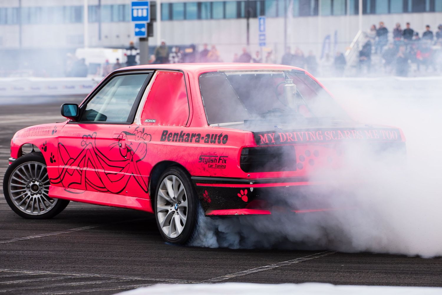Drifting-auto, Vaaleanpunainen Pantteri- teemalla, Eagle Drift Battle 2025, Kotka