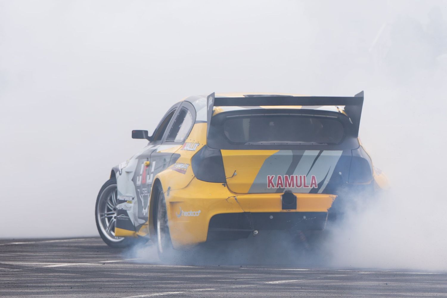 Keltainen drifting- auto savun keskellä, Eagle Drift Battle 2025, Kotka