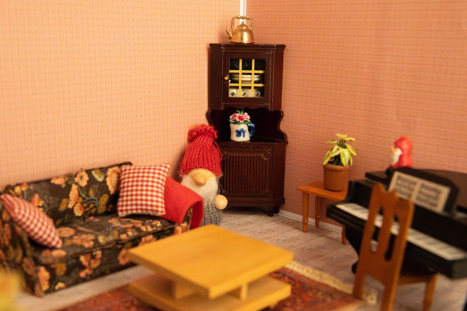 Kalustettu miniatyyrihuone jouluisessa viestintäkuvassa.