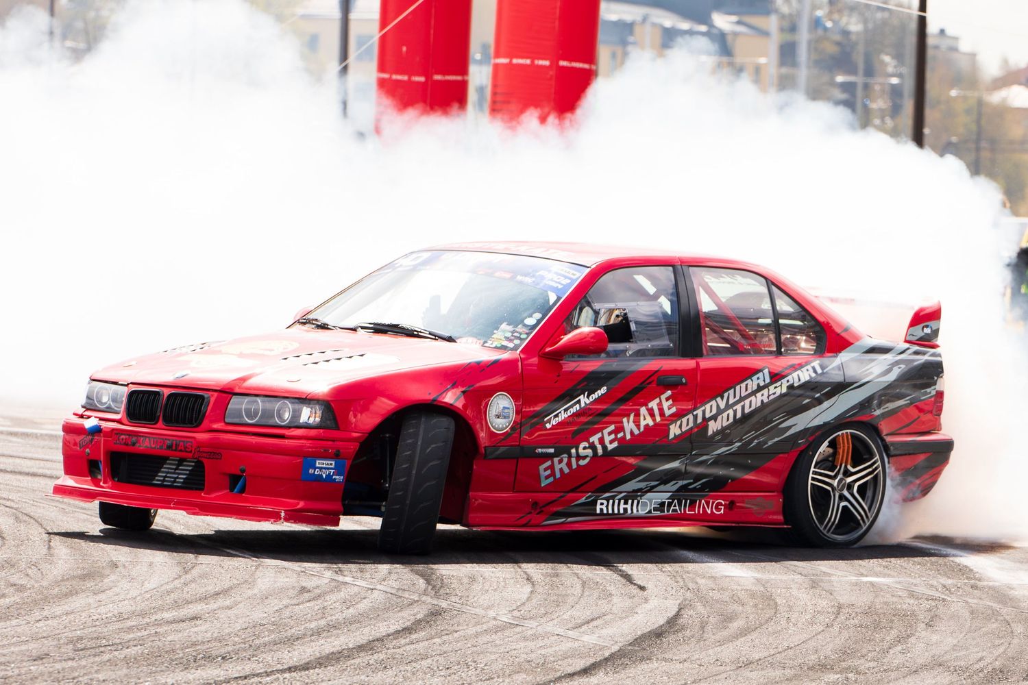 Punainen drifting- auto kaarteessa, Eagle Drift Battle 2025, Kotka