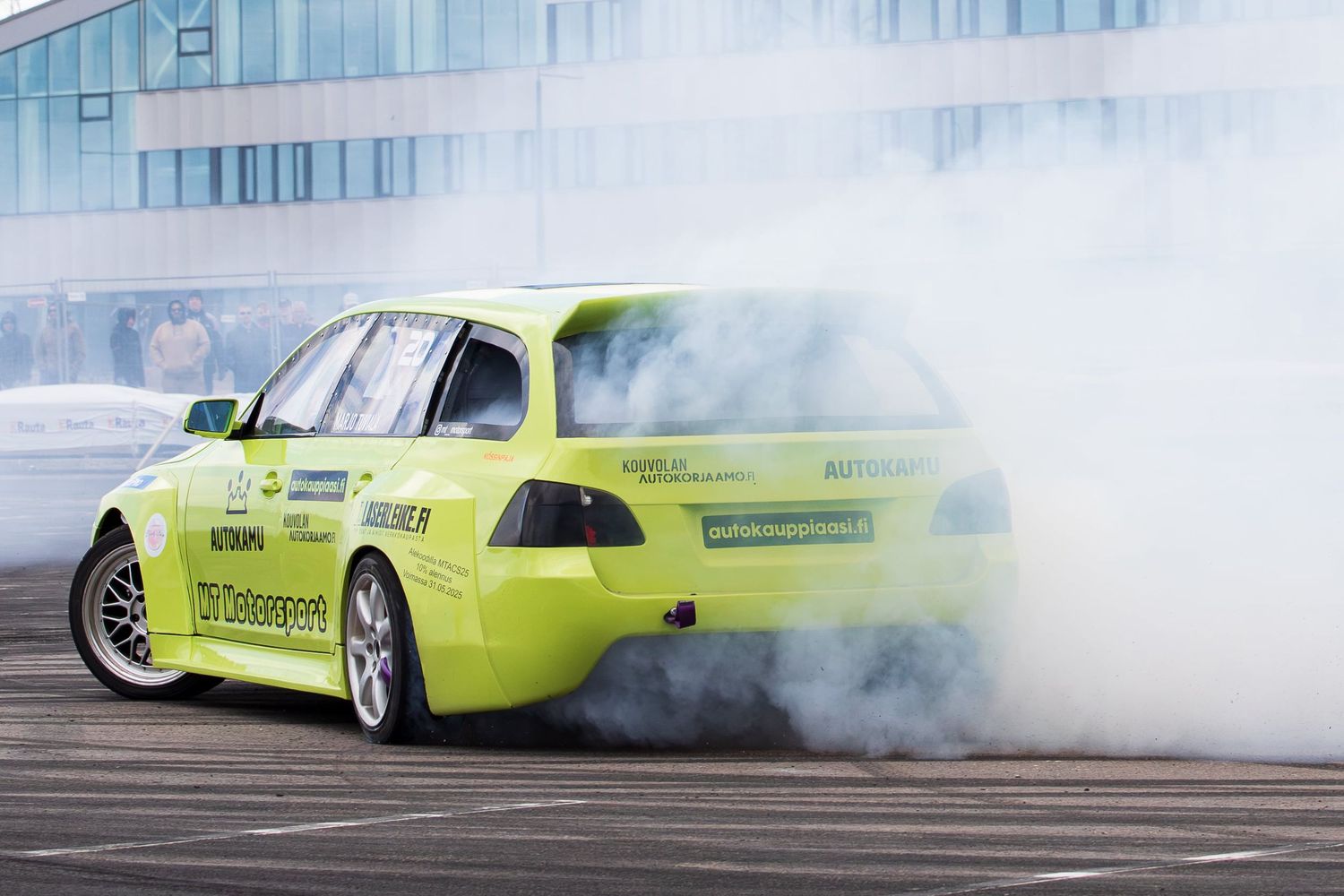 Kirkkaan vihreä drifting-auto savun keskellä, Eagle Drift Battle 2025, Kotka