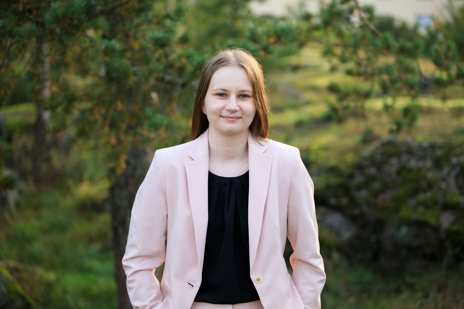 Henni Valokuvaaja / Henni Leskinen hymyilee kameraan ulkona
