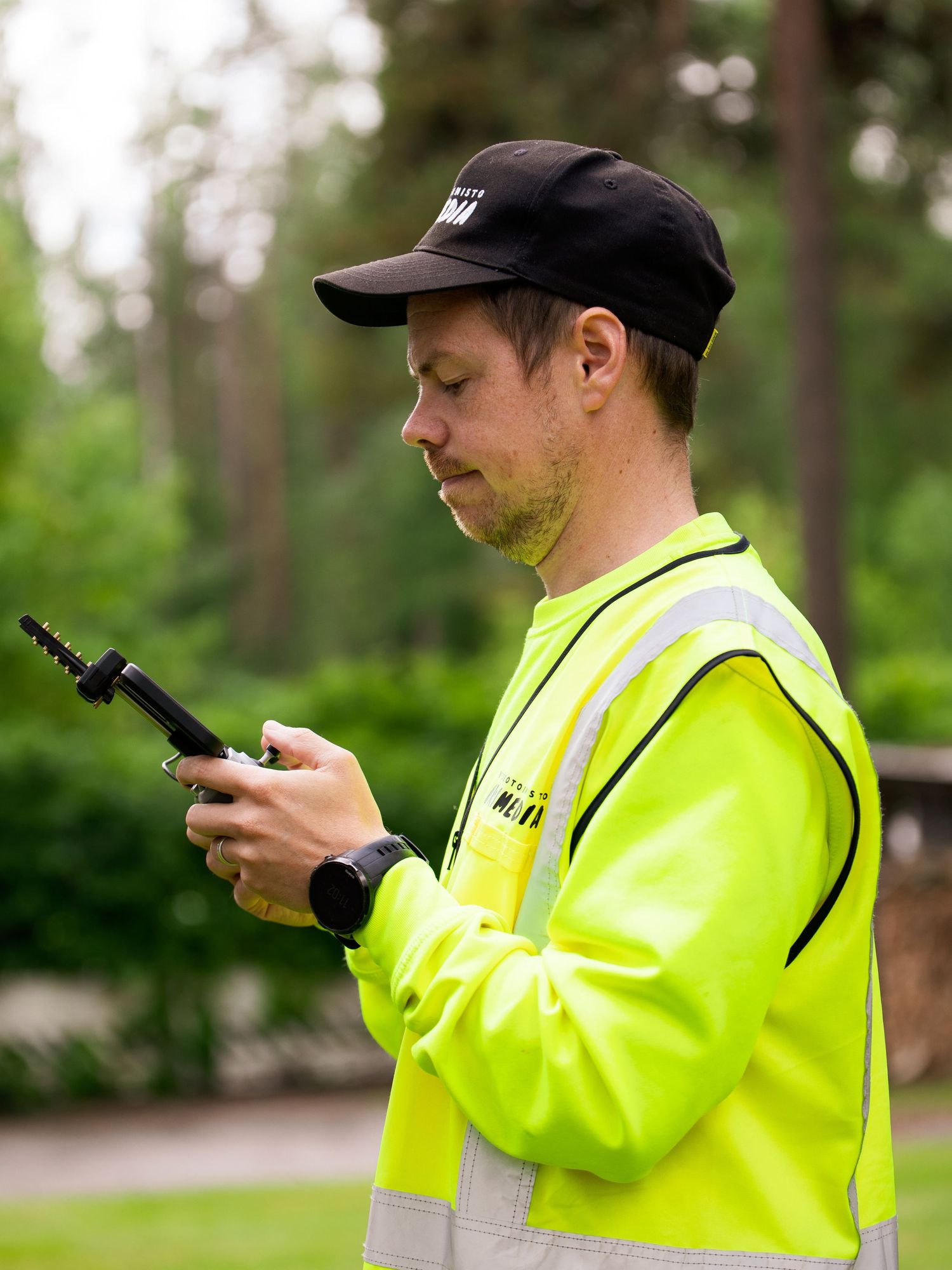 Videokuvaaja ohjaamassa dronea, markkinointikuva