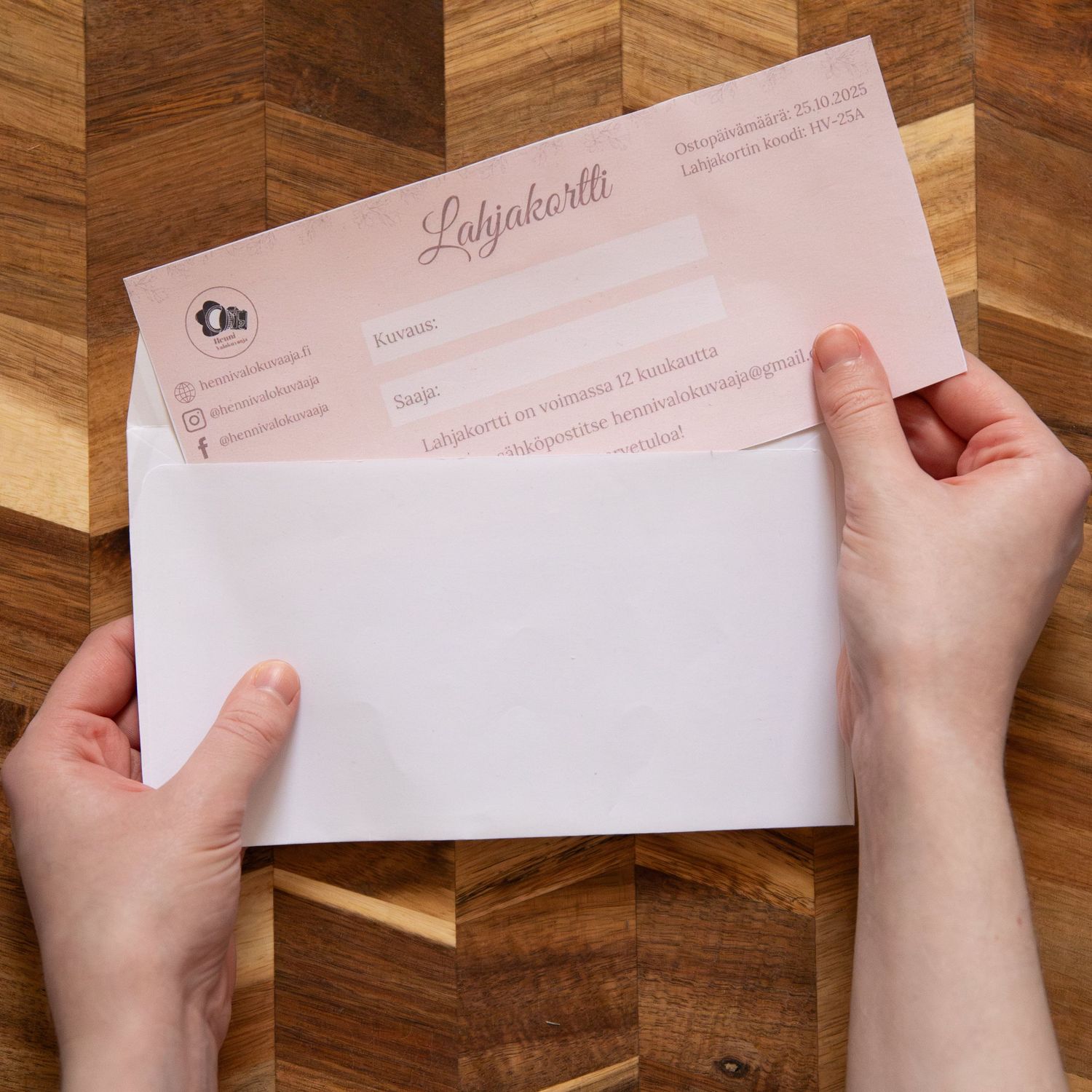 Lahjakortti valokuvaukseen Kotkassa. Henni Valokuvaajan palvelut.