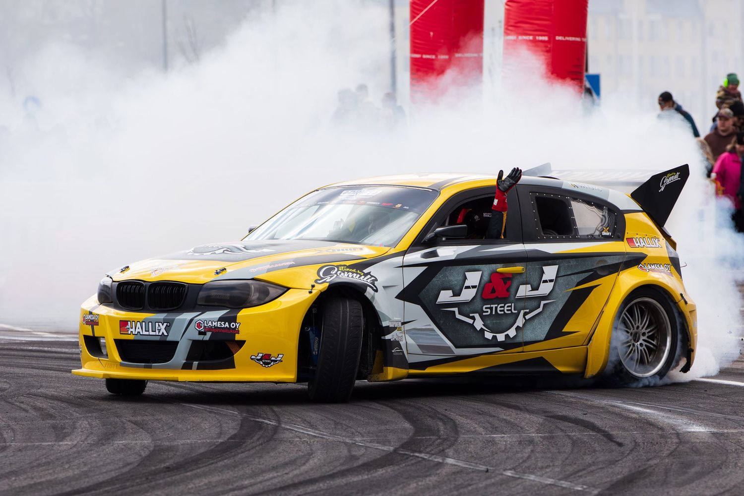 Keltainen drifting-auto, kuljettaja vilkuttaa ikkunasta, Eagle Drift Battle 2025, Kotka