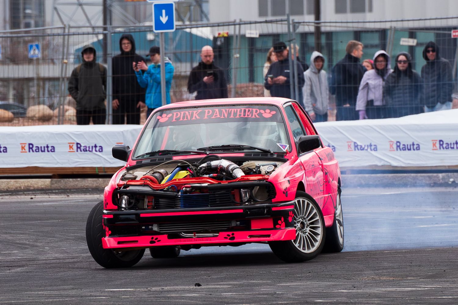 Vaaleanpunainen drifting-auto ajossa sivuluissa, Eagle Drift Battle 2025, Kotka
